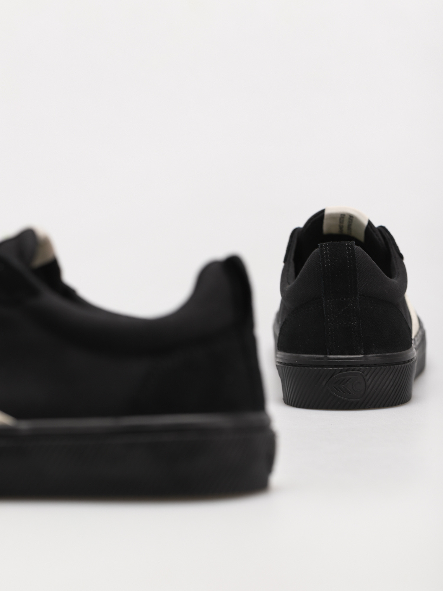 Взуття Cariuma Catiba Pro (all black/ivory logo)