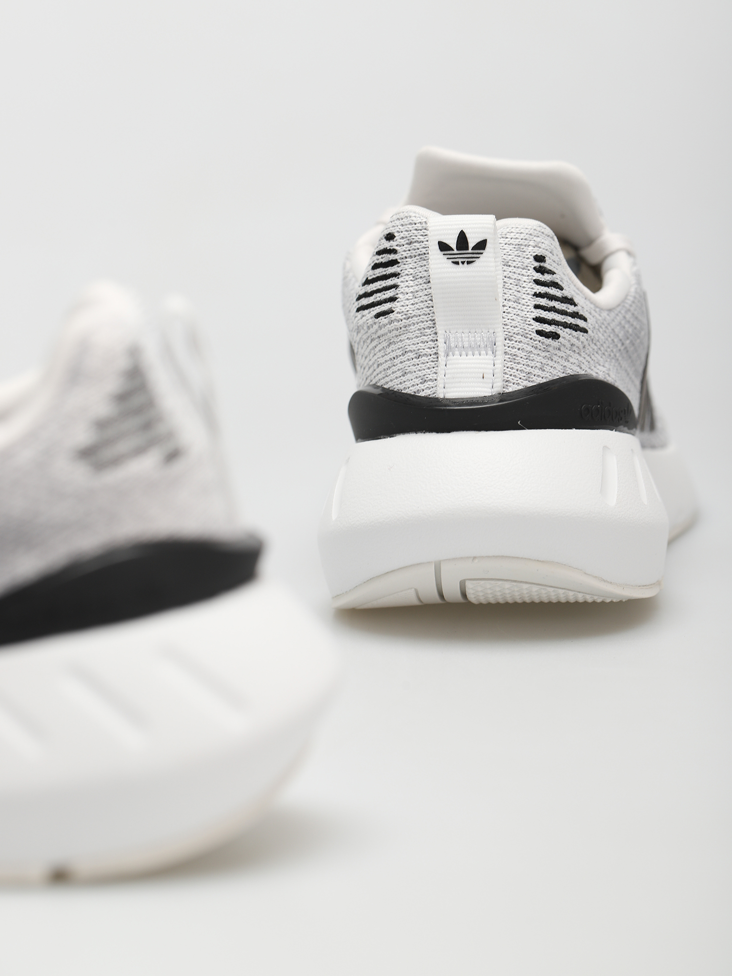 Взуття adidas Originals Swift Run 22 Wmn (crywht/cblack/gretwo)