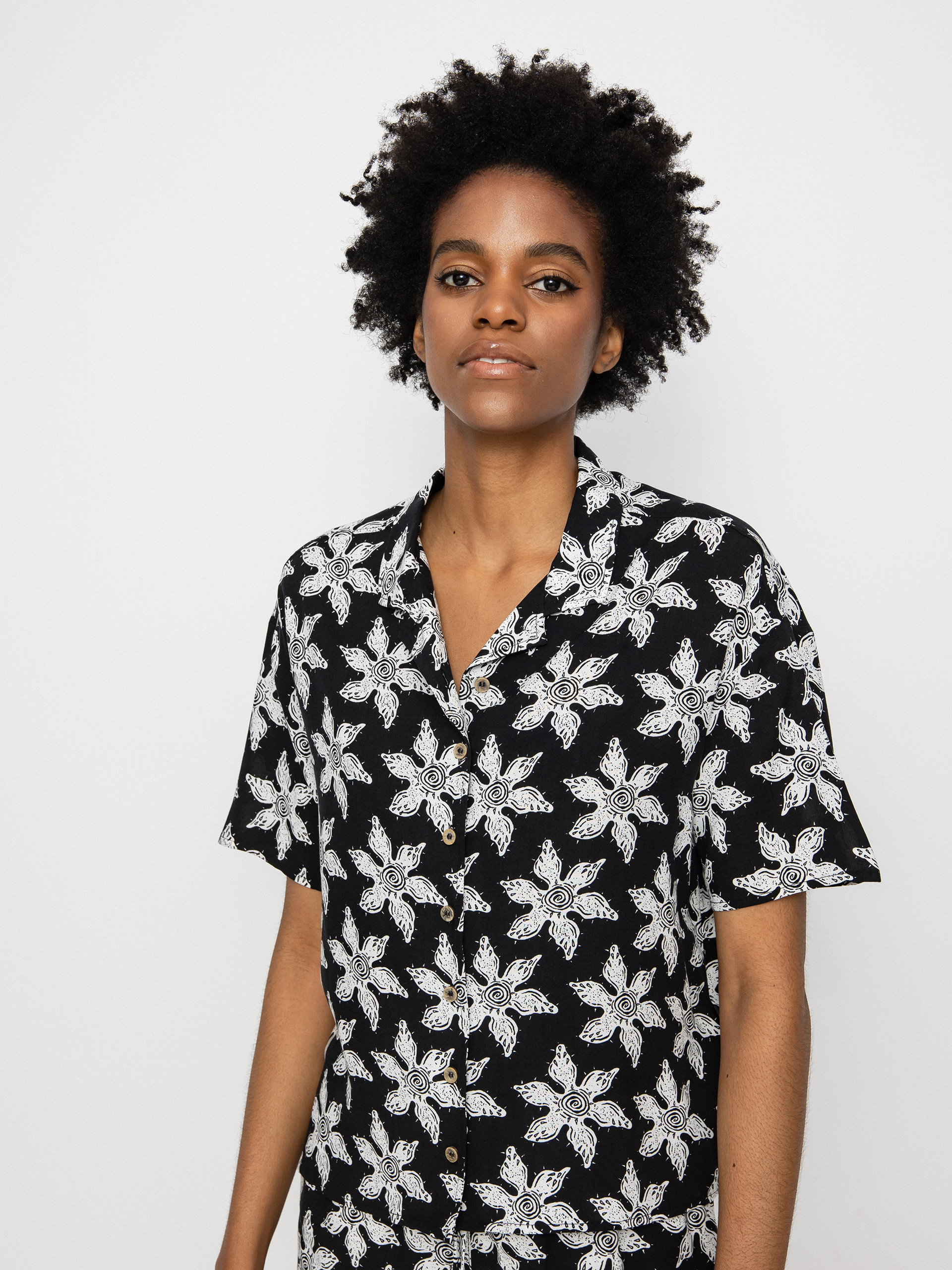 Сорочка Quiksilver X Stranger Things Upside Down Wmn (upsidown monster flower black)