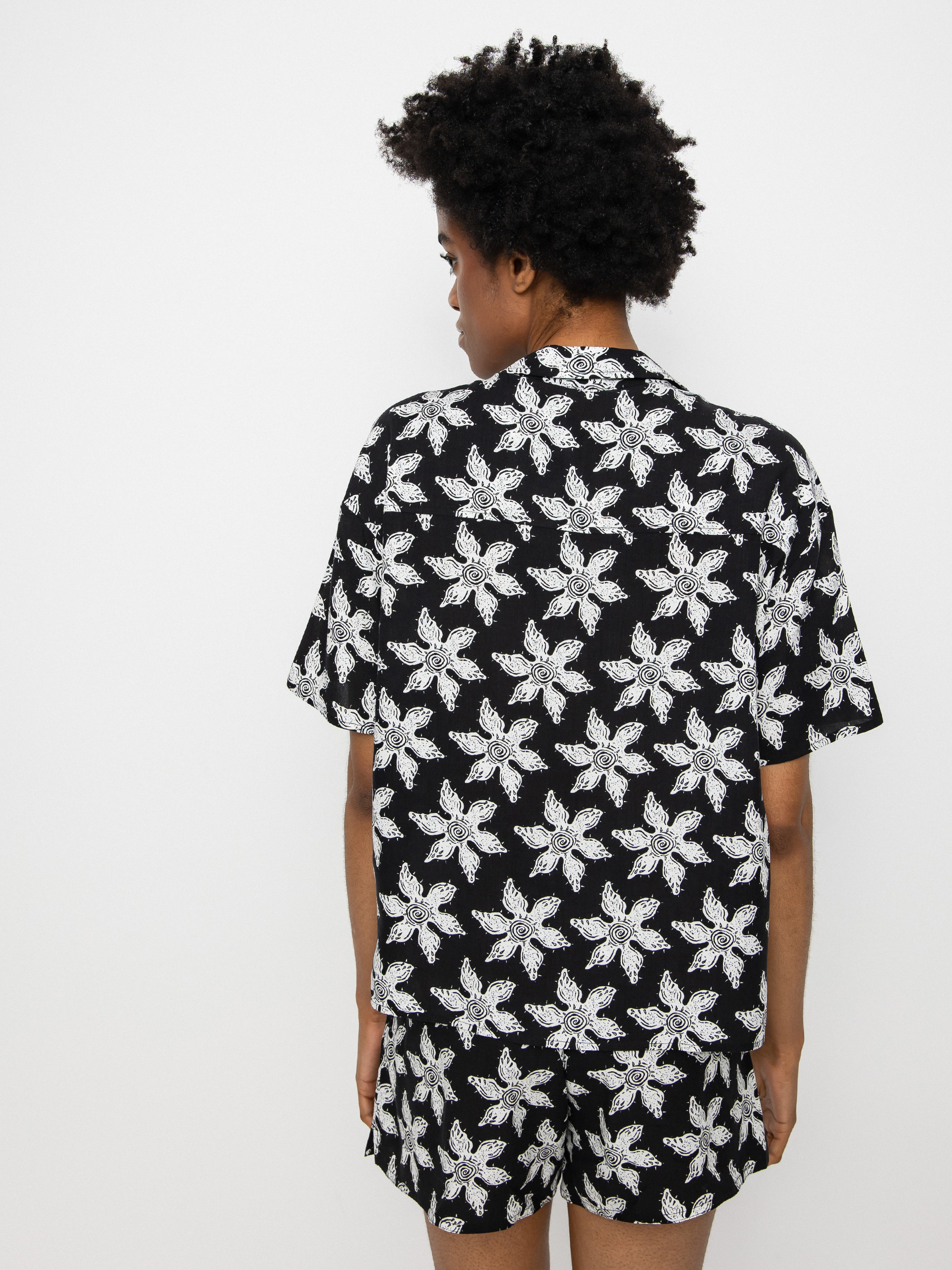 Сорочка Quiksilver X Stranger Things Upside Down Wmn (upsidown monster flower black)