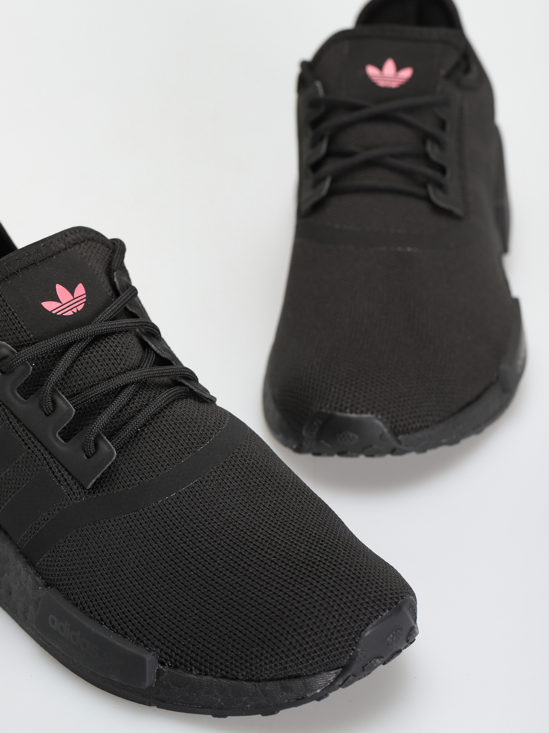 Взуття adidas Originals Nmd R1 Primeblue Wmn (cblack/cblack/sopink)