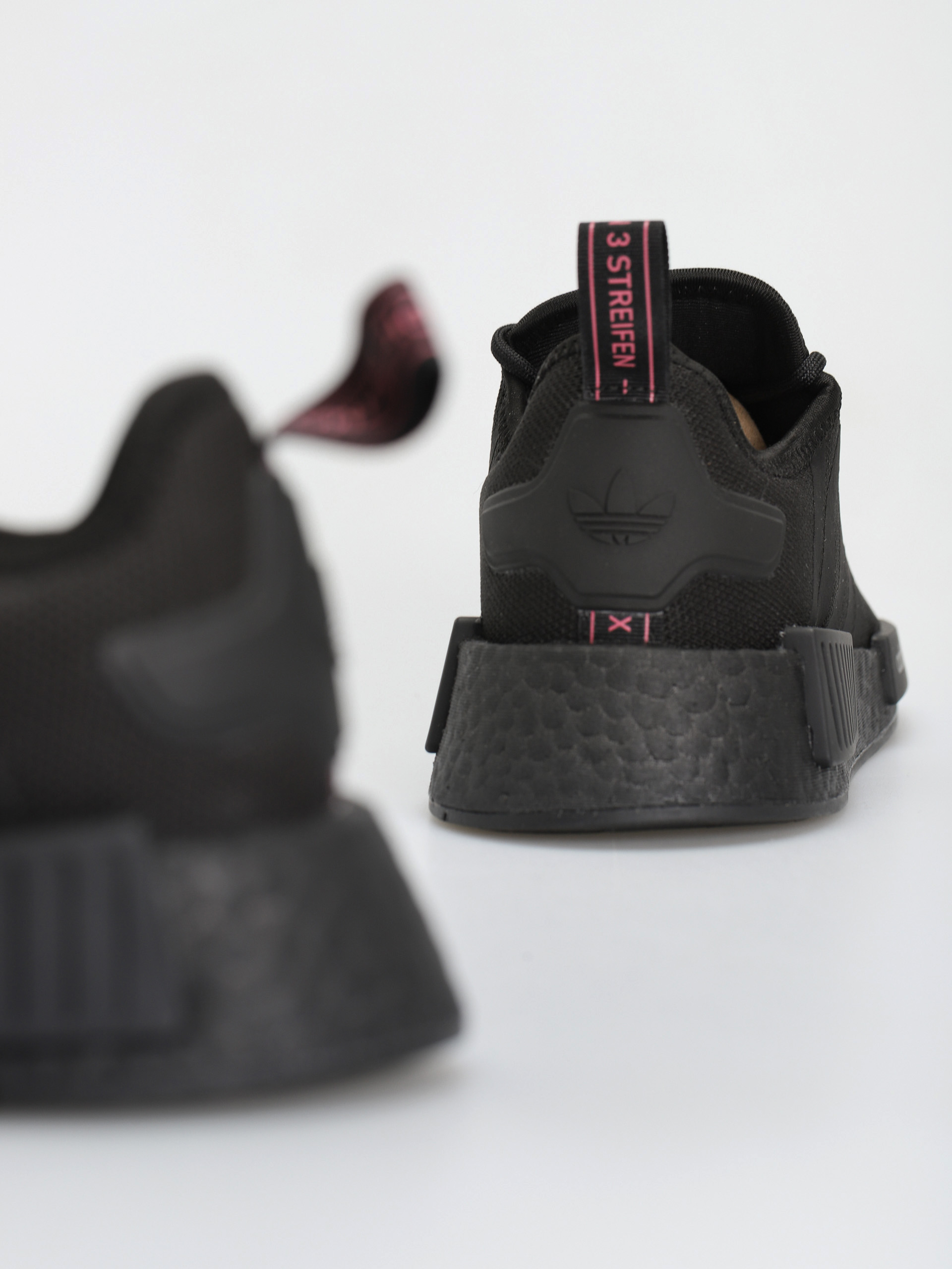 Взуття adidas Originals Nmd R1 Primeblue Wmn (cblack/cblack/sopink)