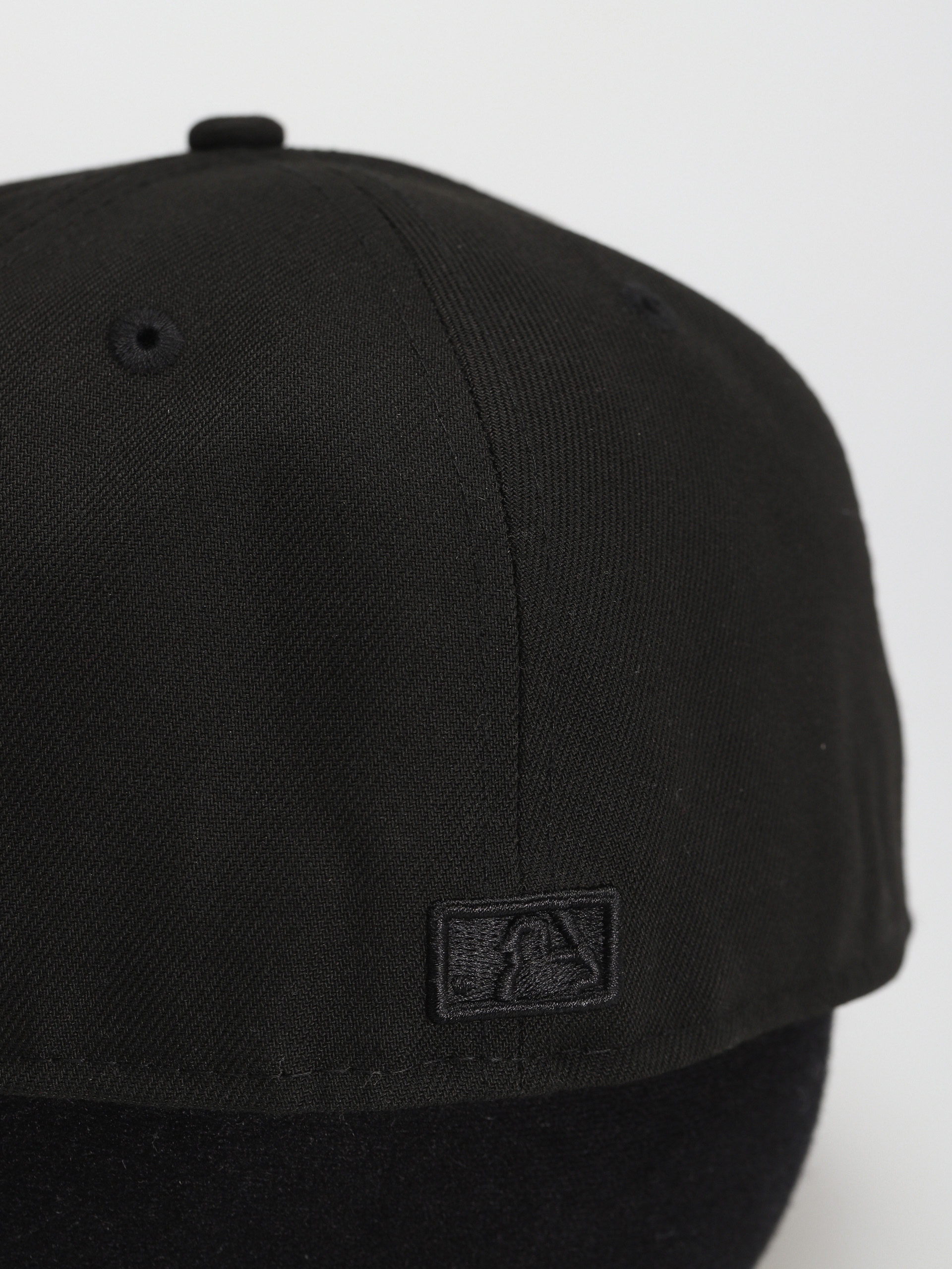 Кепка New Era League Essential 59Fifty New York Yankees (black/black)