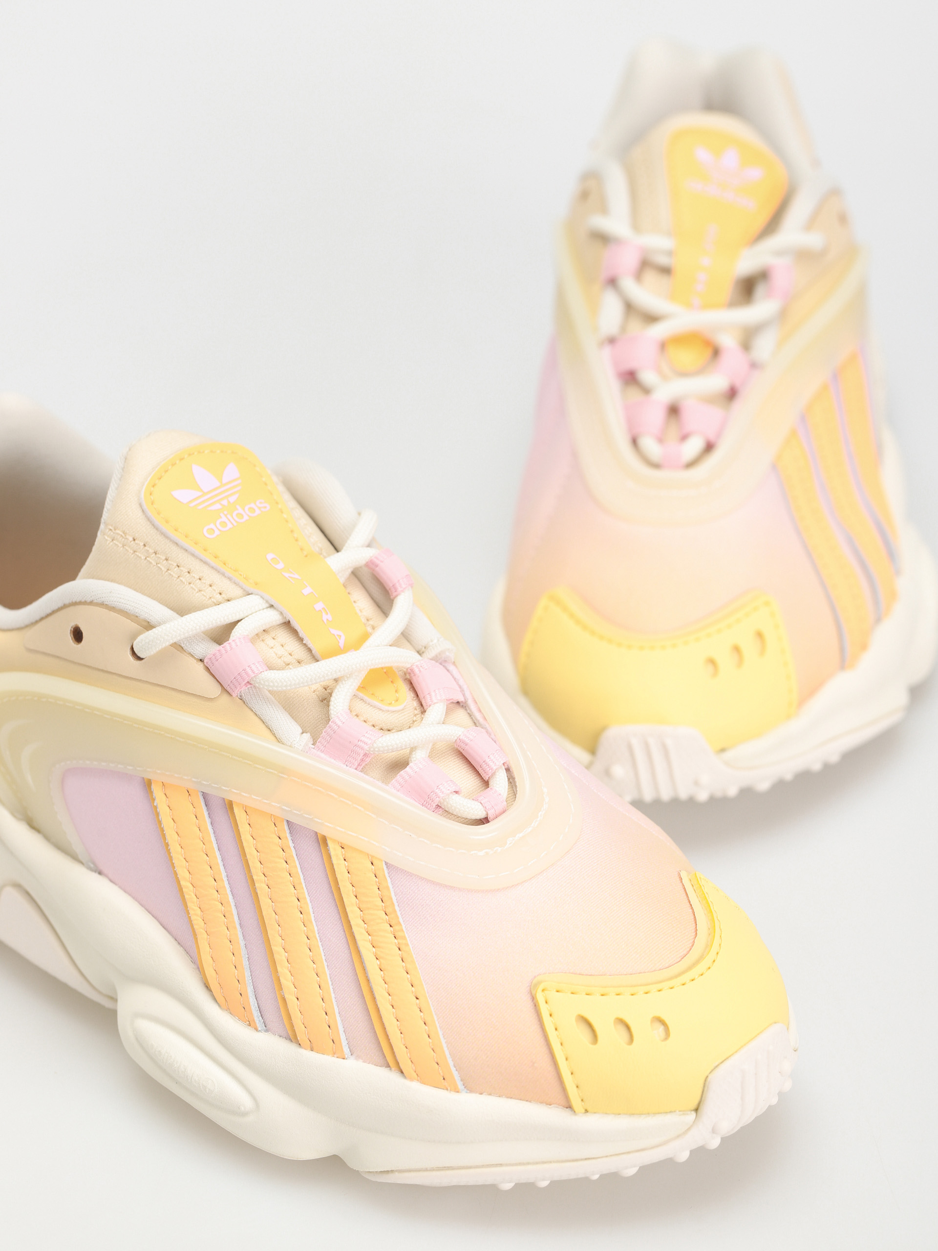 Взуття adidas Originals Oztral Wmn (owhite/aciora/sanstr)