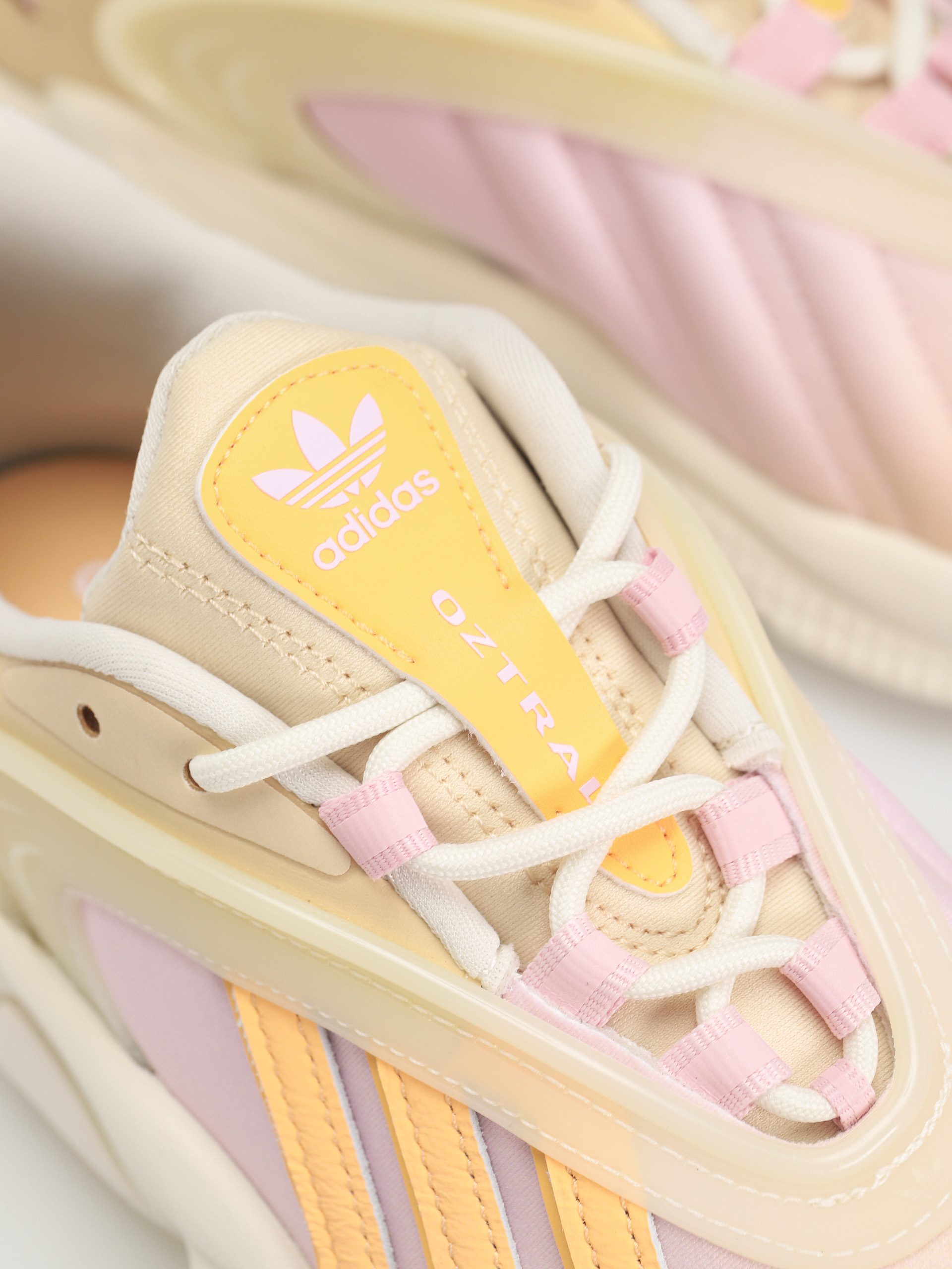 Взуття adidas Originals Oztral Wmn (owhite/aciora/sanstr)