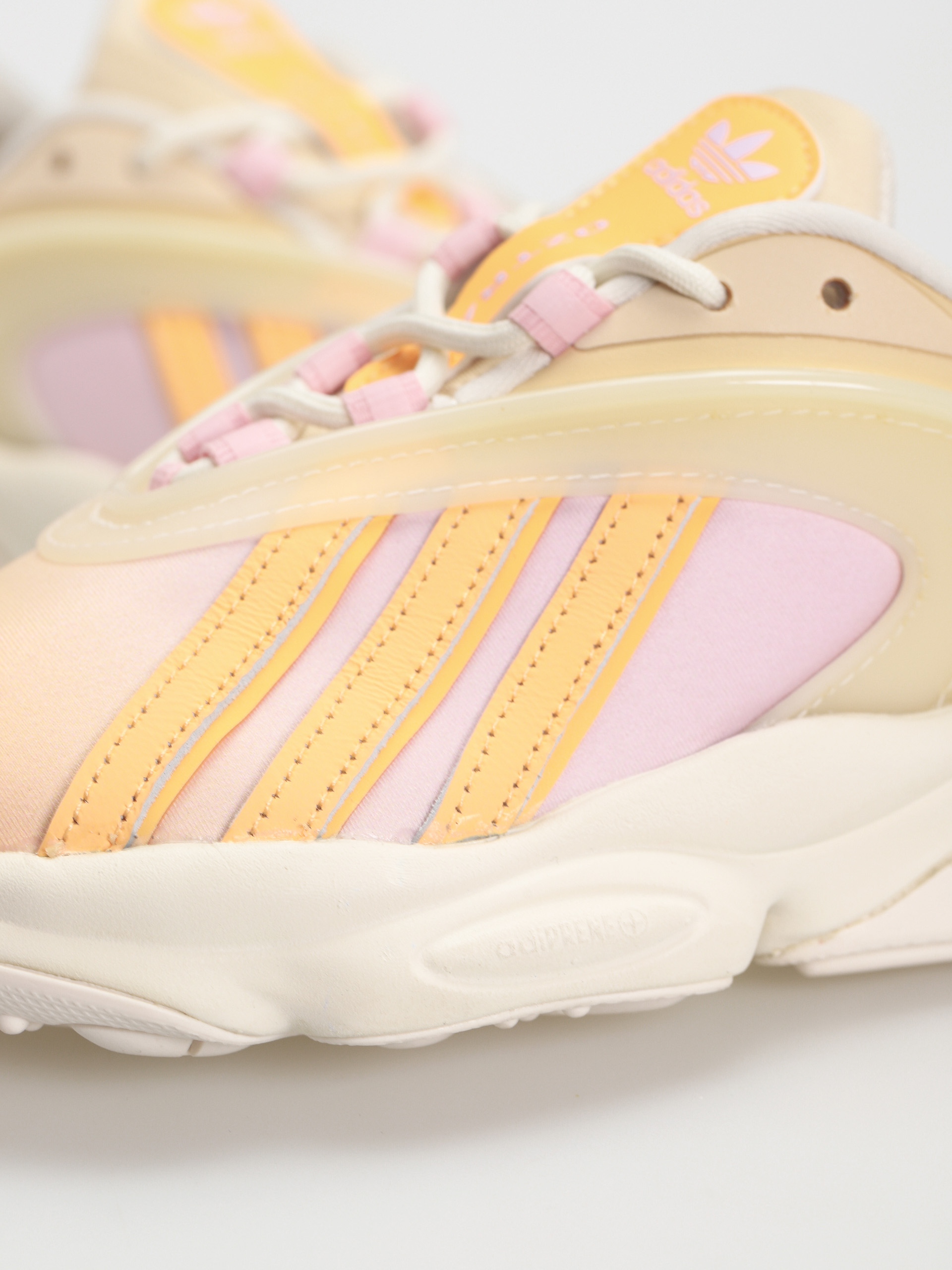 Взуття adidas Originals Oztral Wmn (owhite/aciora/sanstr)