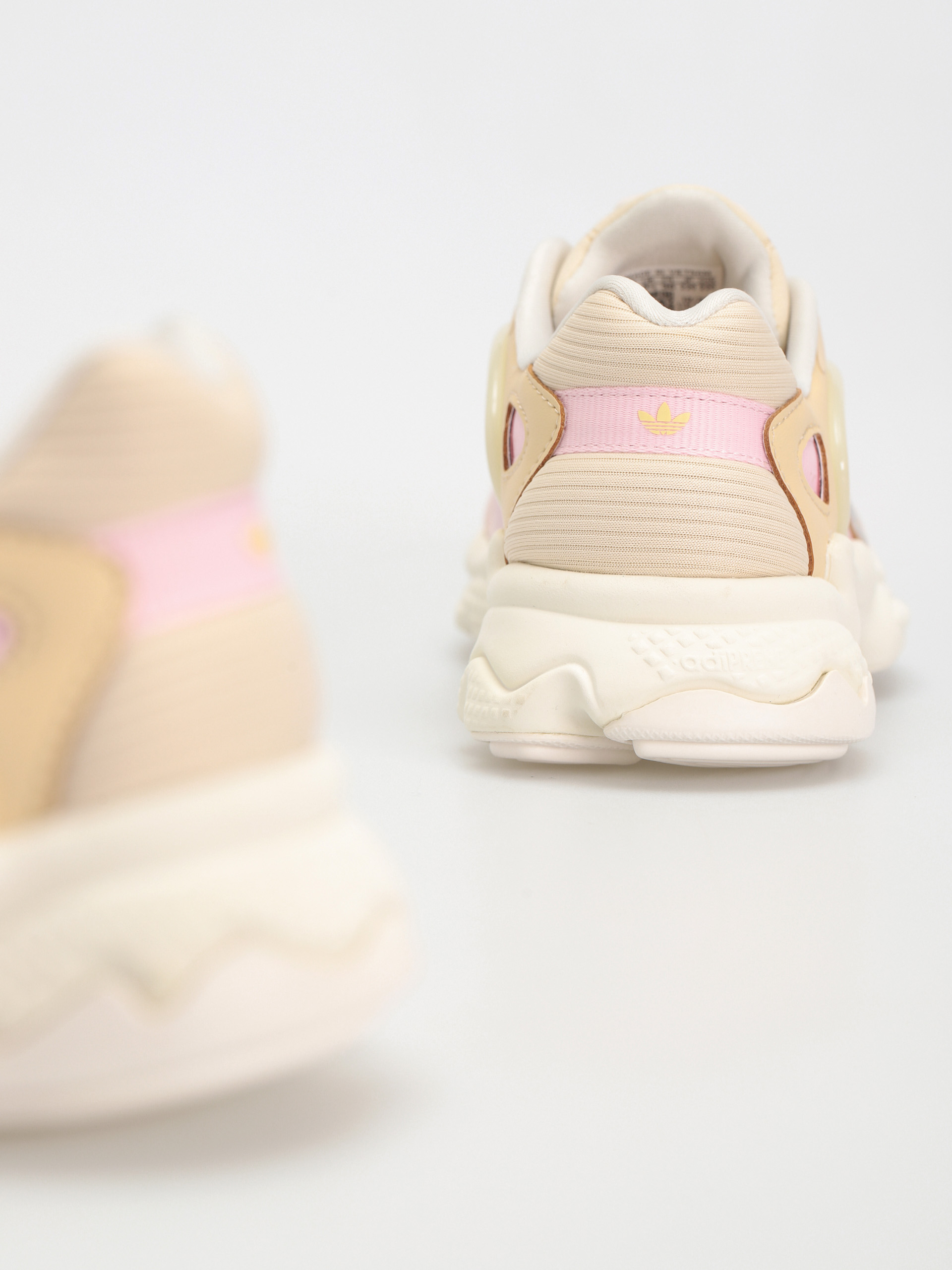 Взуття adidas Originals Oztral Wmn (owhite/aciora/sanstr)