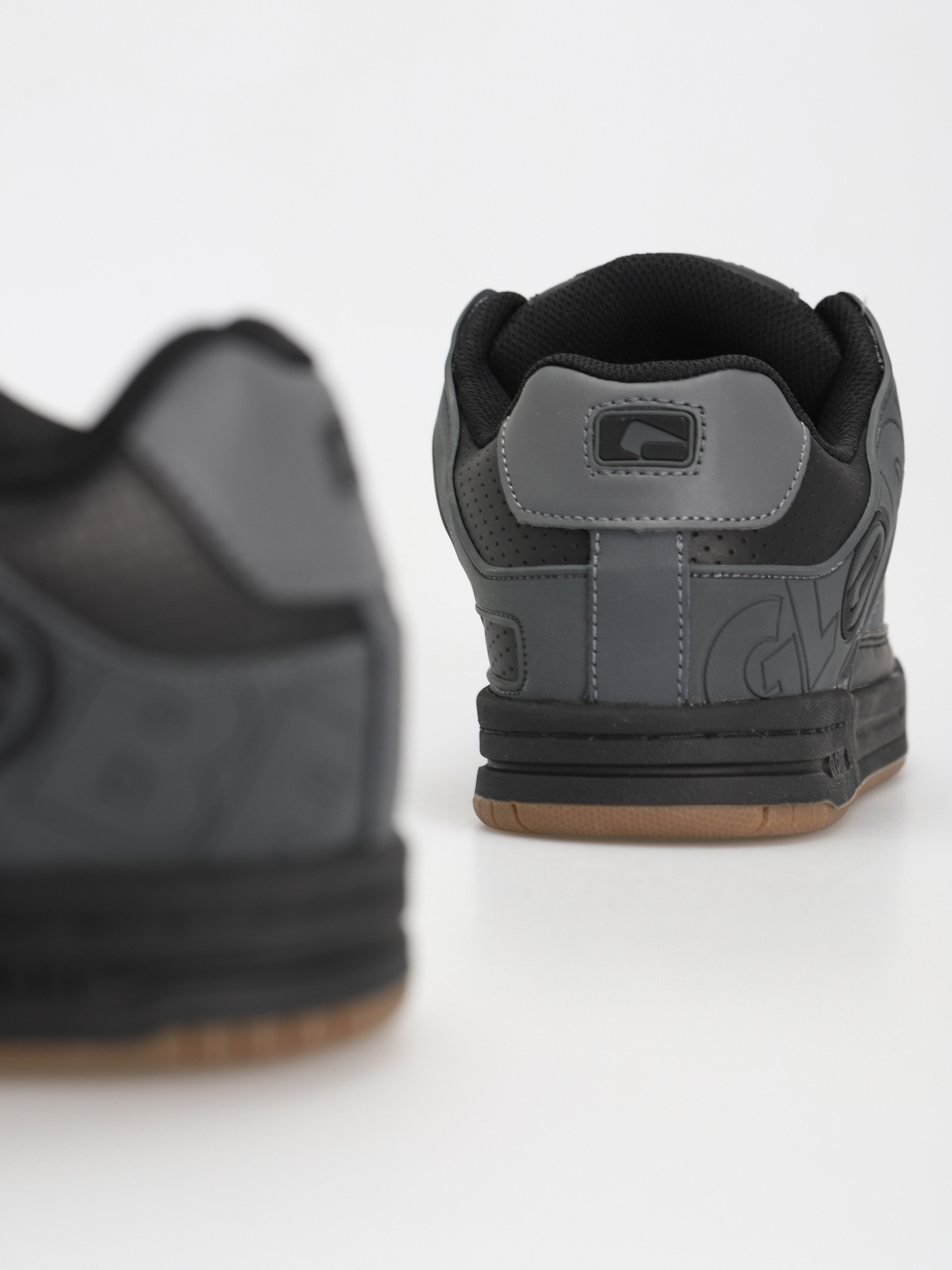 329783 Взуття Globe Tilt - чорний (storm grey/black)