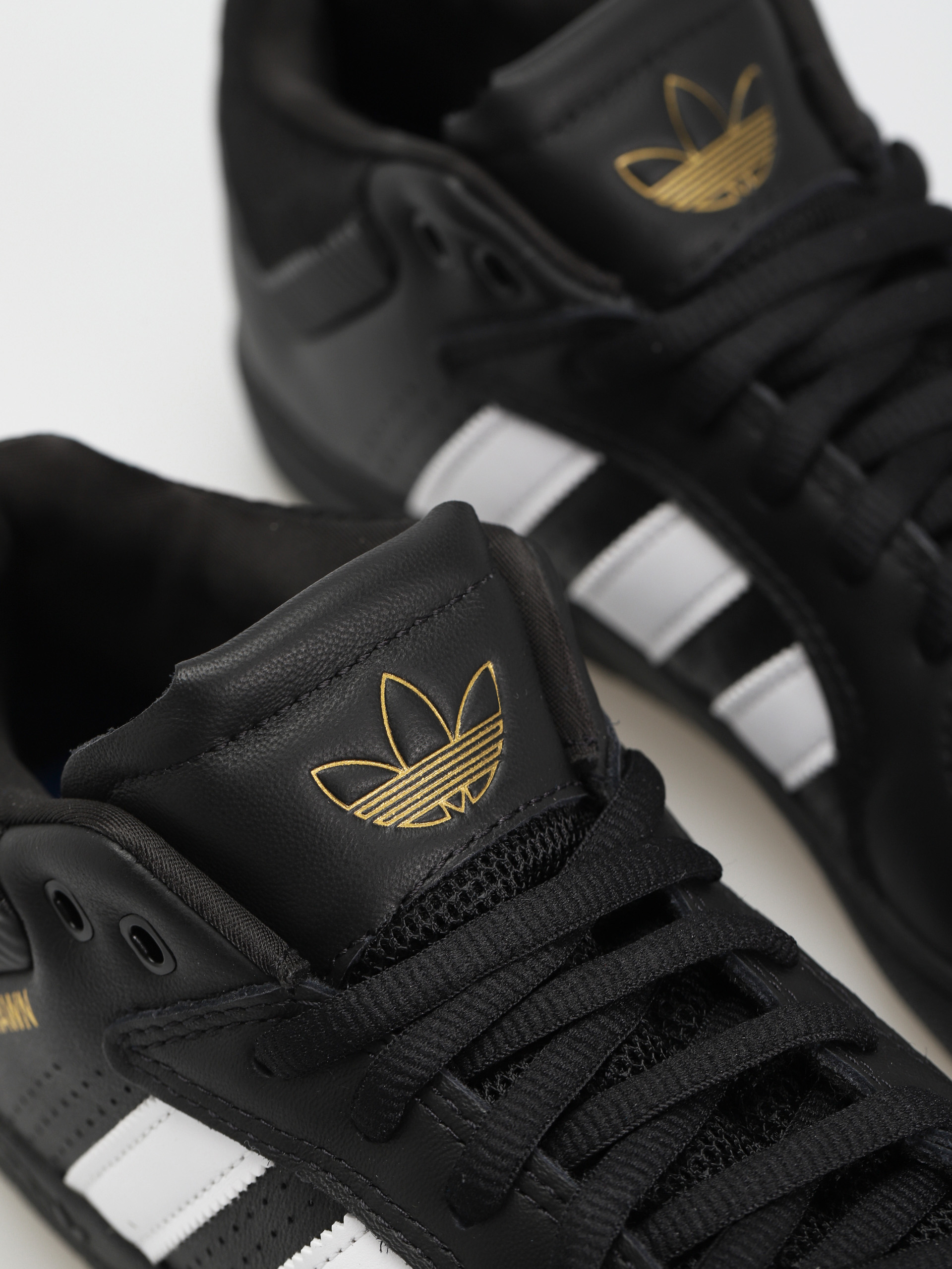 Взуття adidas Tyshawn (cblack/ftwwht/goldmt)