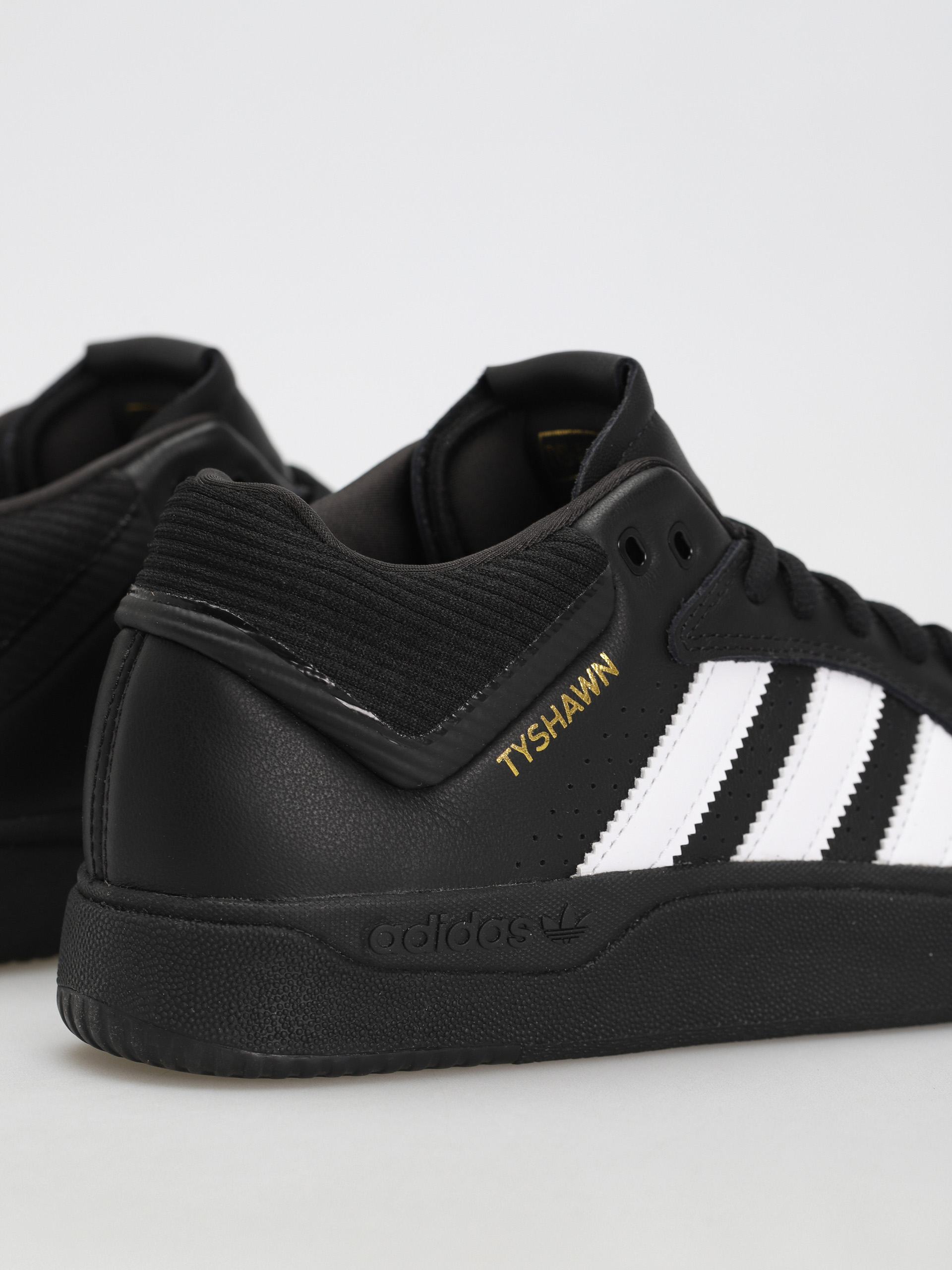 Взуття adidas Tyshawn (cblack/ftwwht/goldmt)