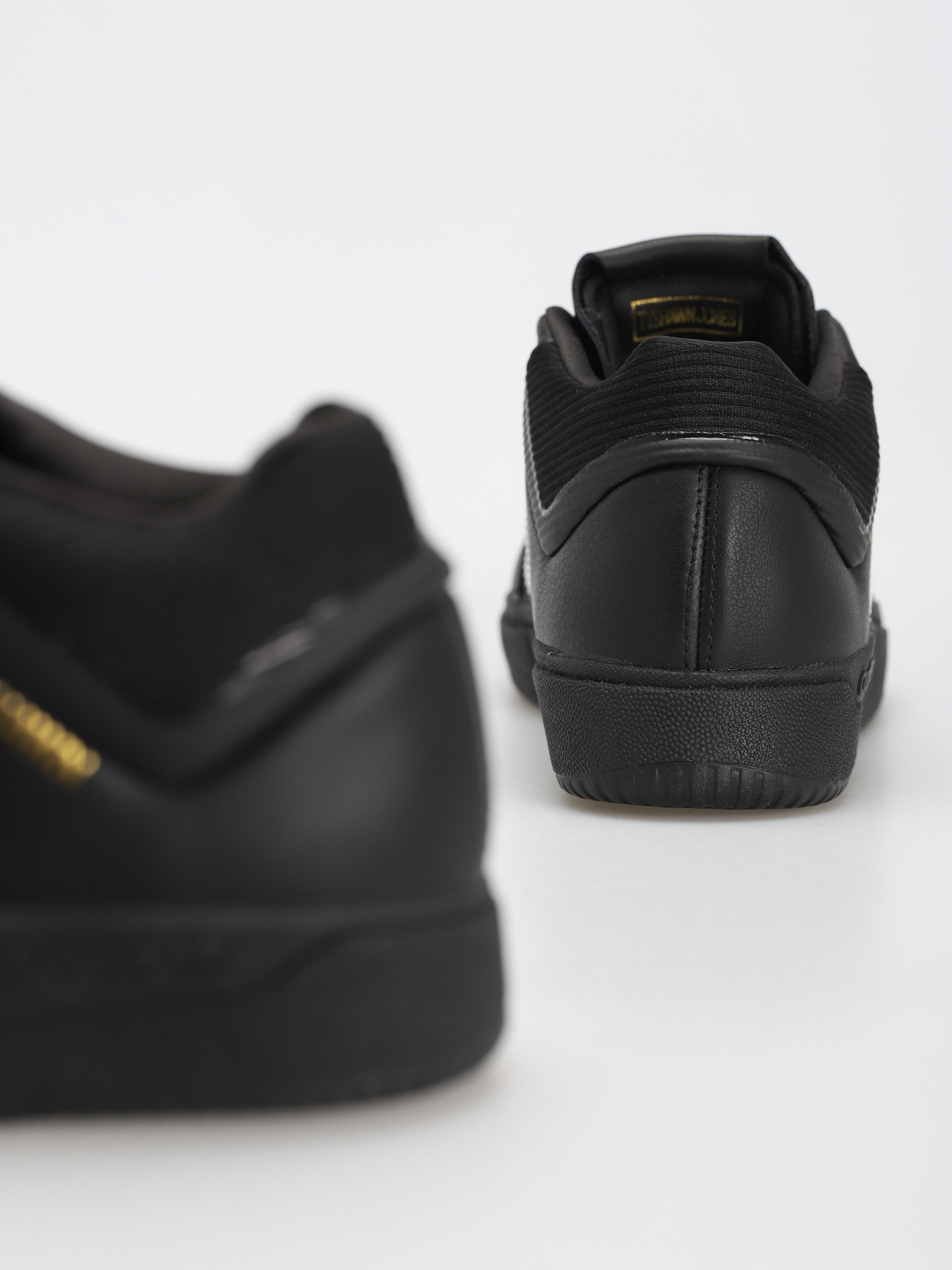Взуття adidas Tyshawn (cblack/ftwwht/goldmt)