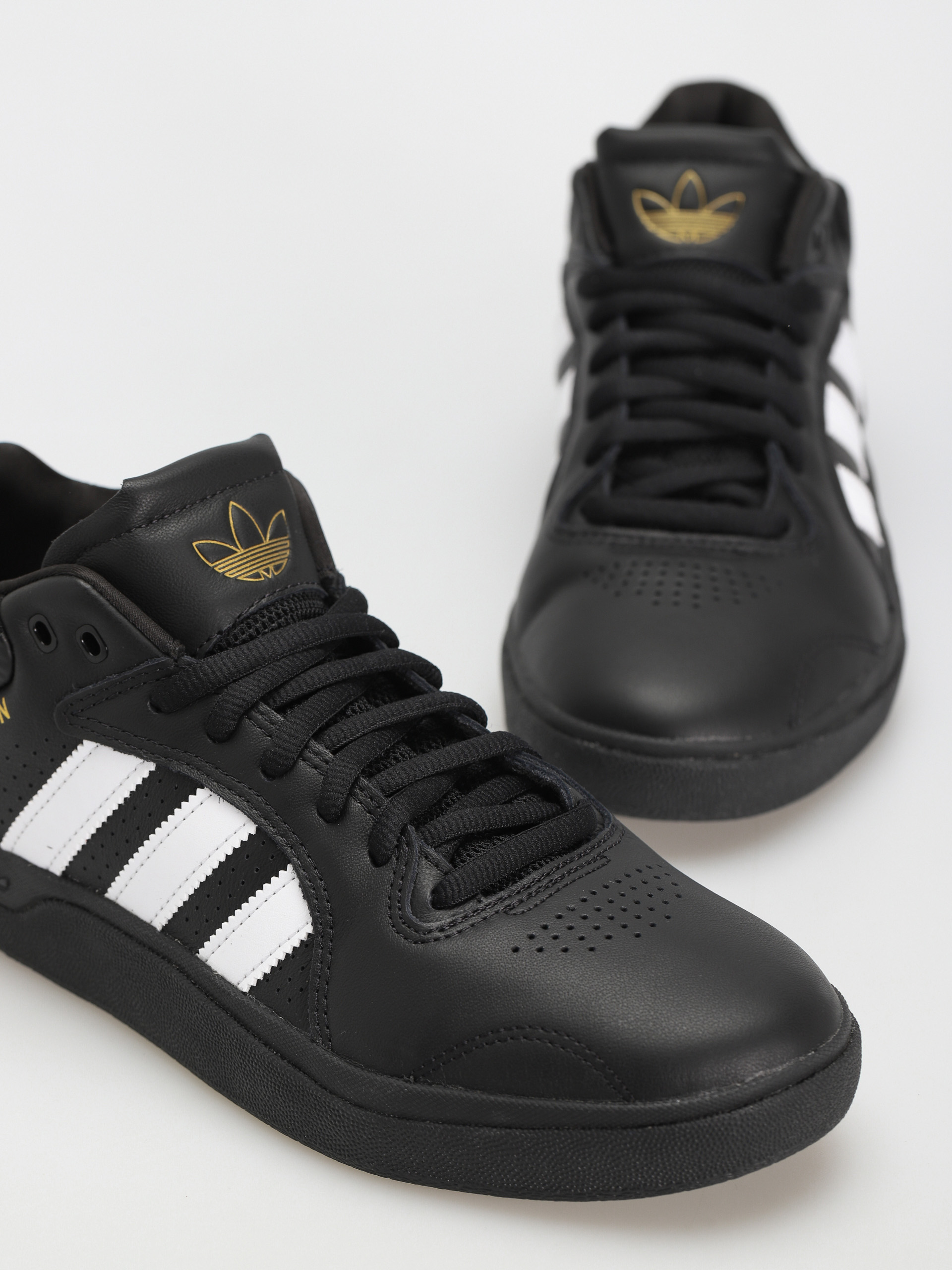 Взуття adidas Tyshawn (cblack/ftwwht/goldmt)