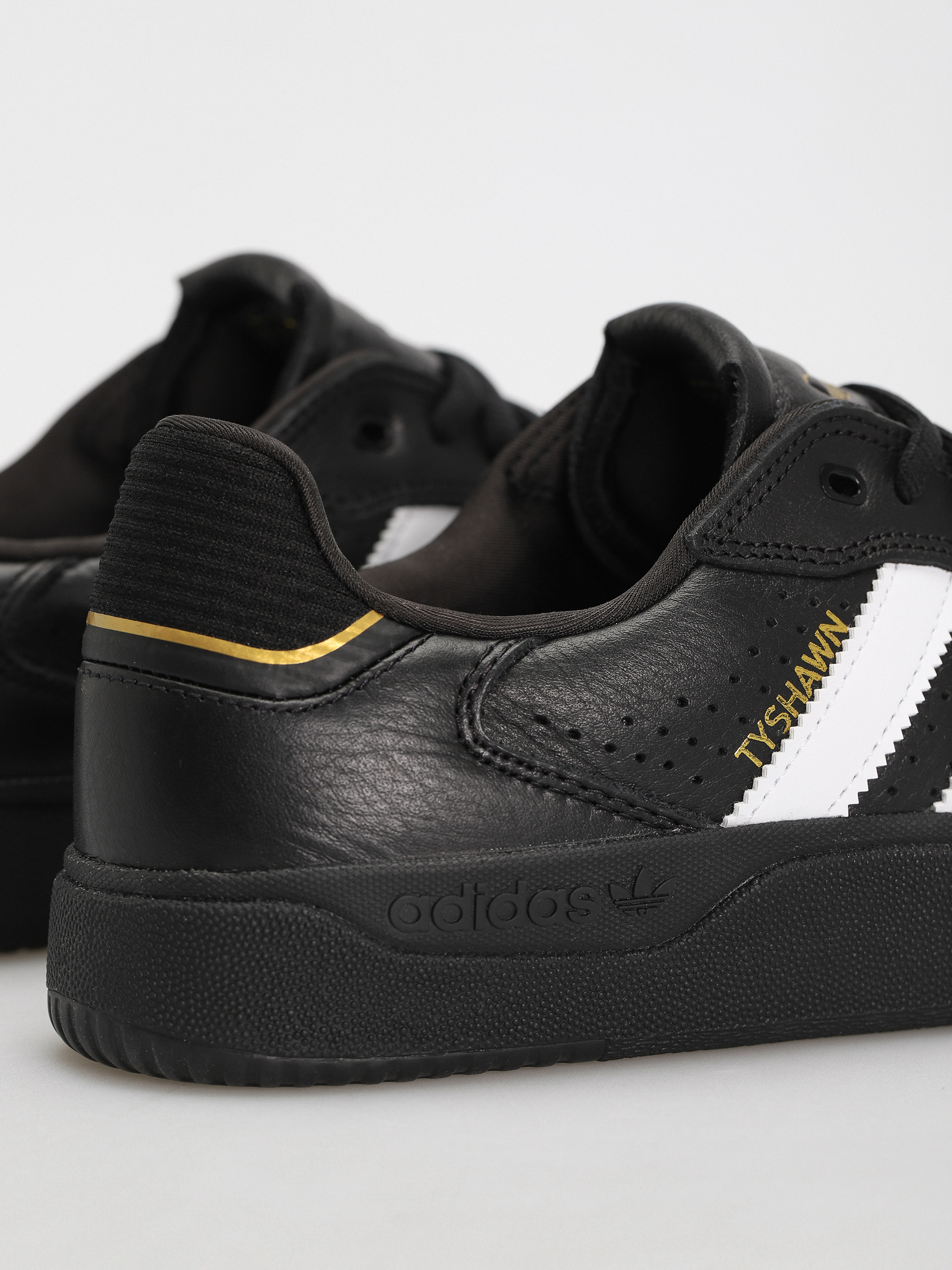 Взуття adidas Tyshawn Low (cblack/ftwwht/goldmt)