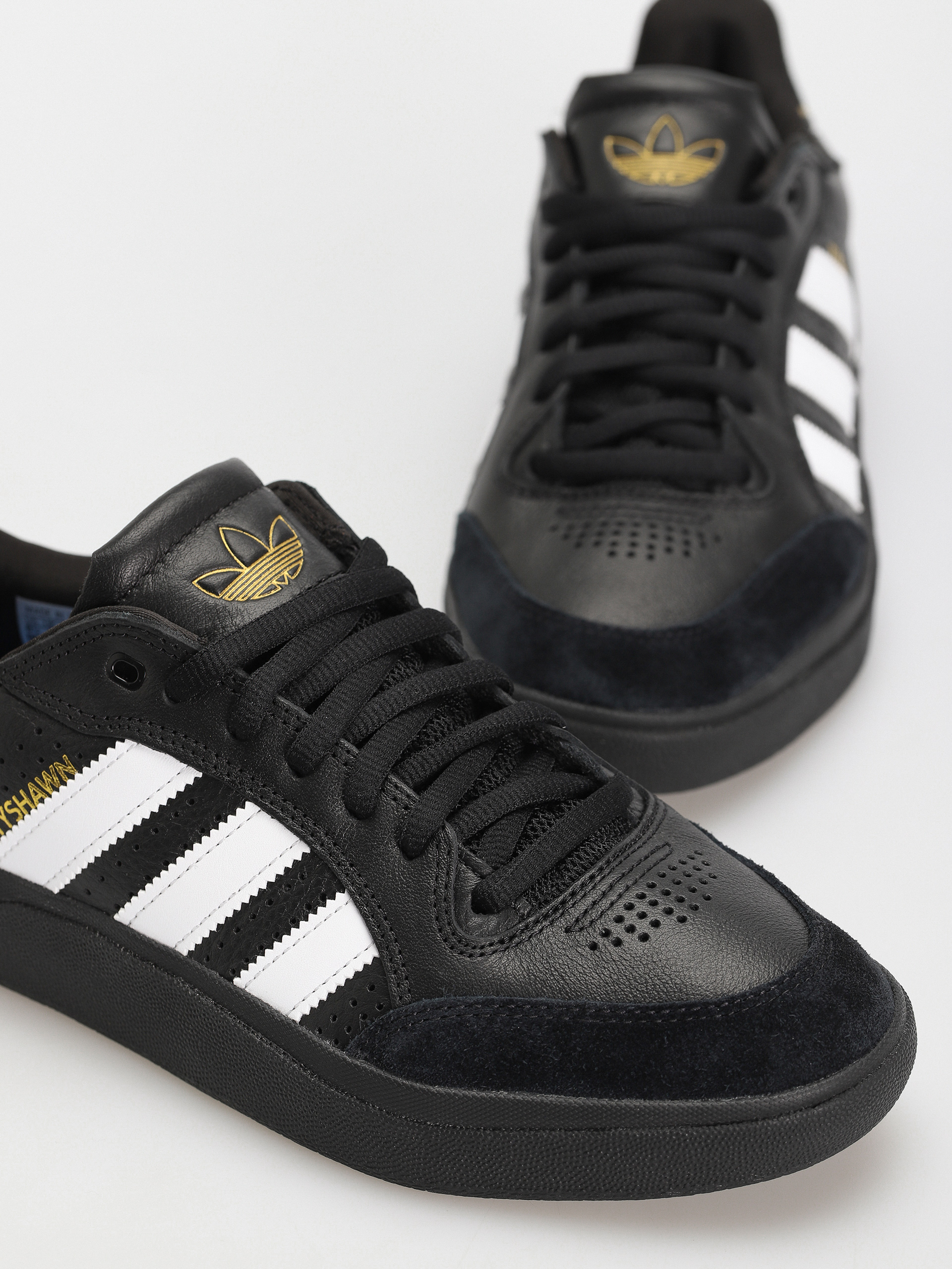Взуття adidas Tyshawn Low (cblack/ftwwht/goldmt)