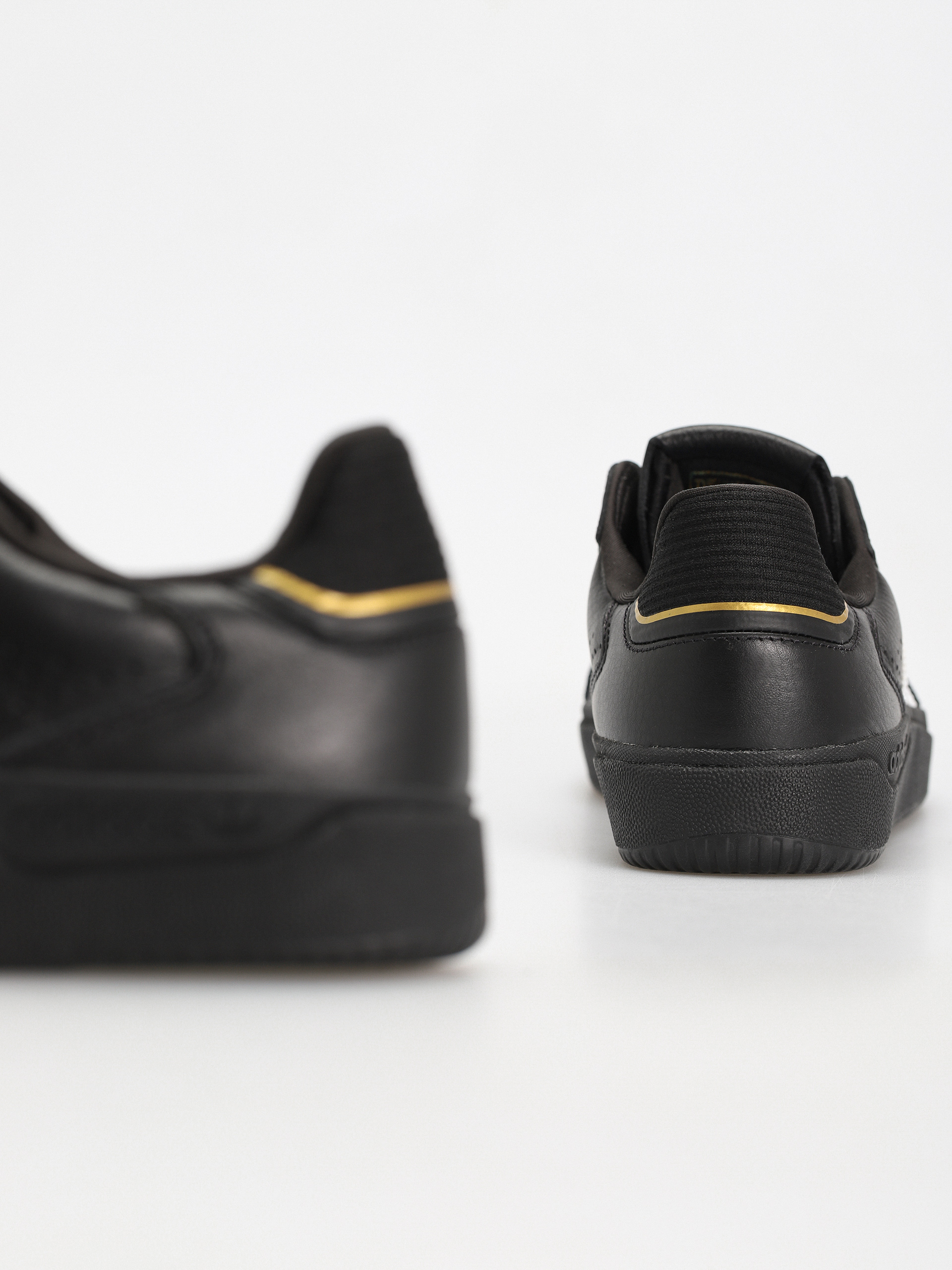 Взуття adidas Tyshawn Low (cblack/ftwwht/goldmt)