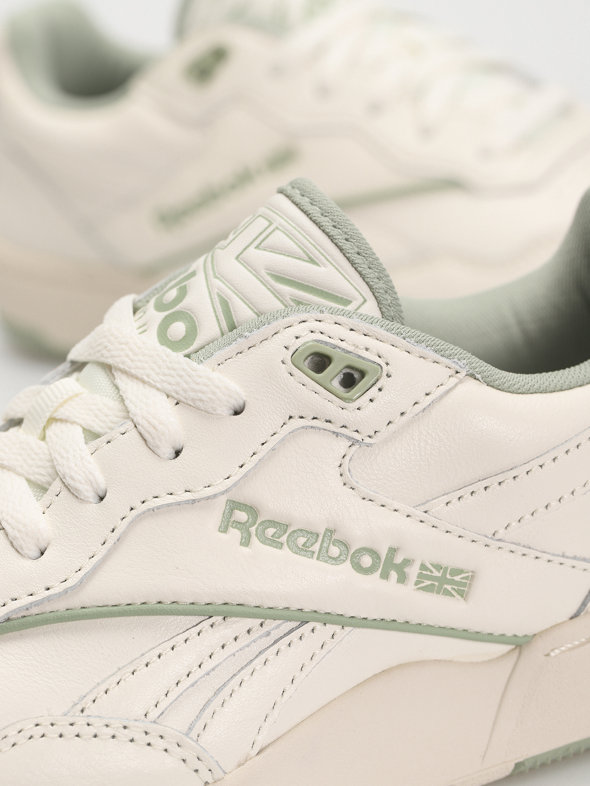 Взуття Reebok BB 4000 II Wmn (chalk/vingre/pugry2)