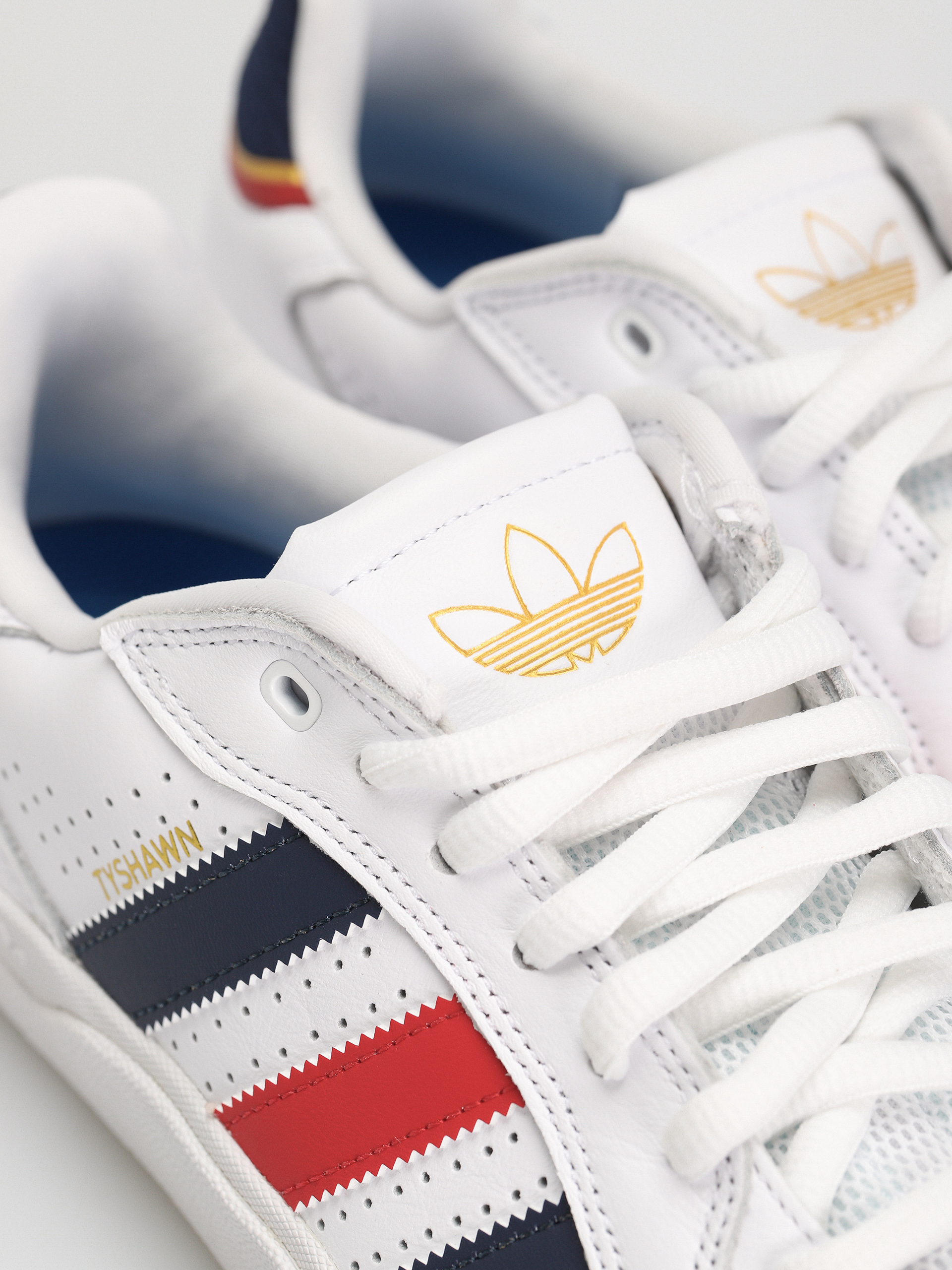 Взуття adidas Tyshawn LOW (ftwwht/betsca/goldmt)