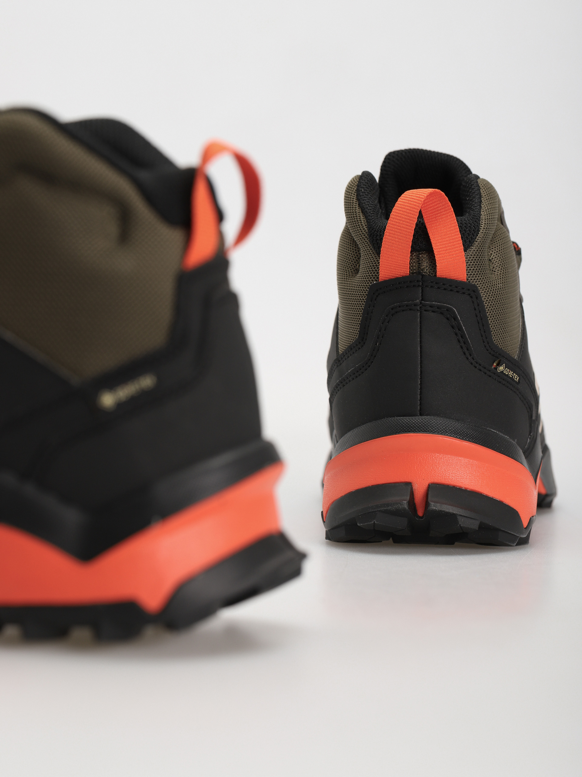 Взуття adidas Terrex Ax4 Mid Gtx (olistr/wonbei/cblack)