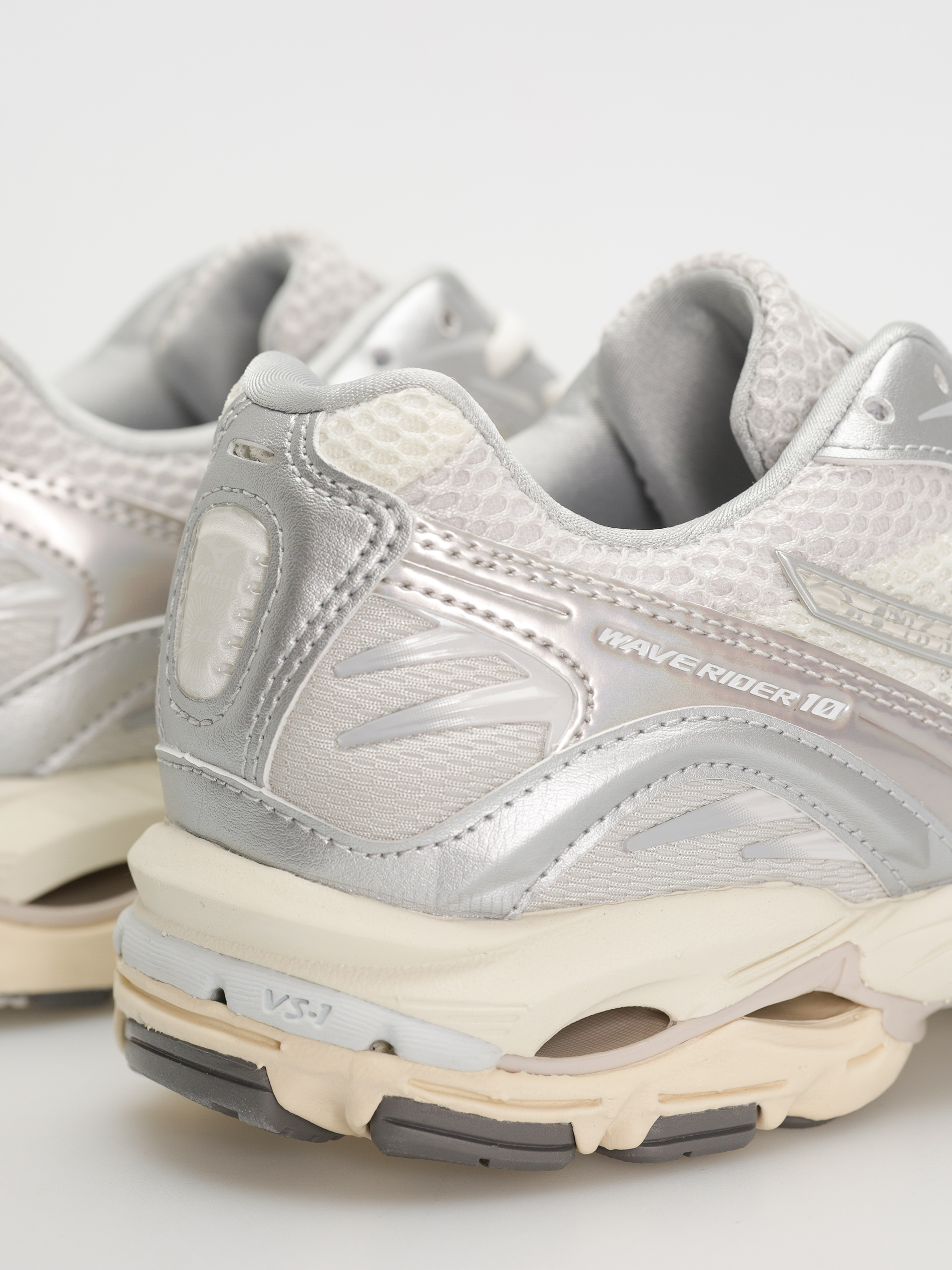 Взуття Mizuno Wave Rider 10 (white/white sand/nimbus cloud)