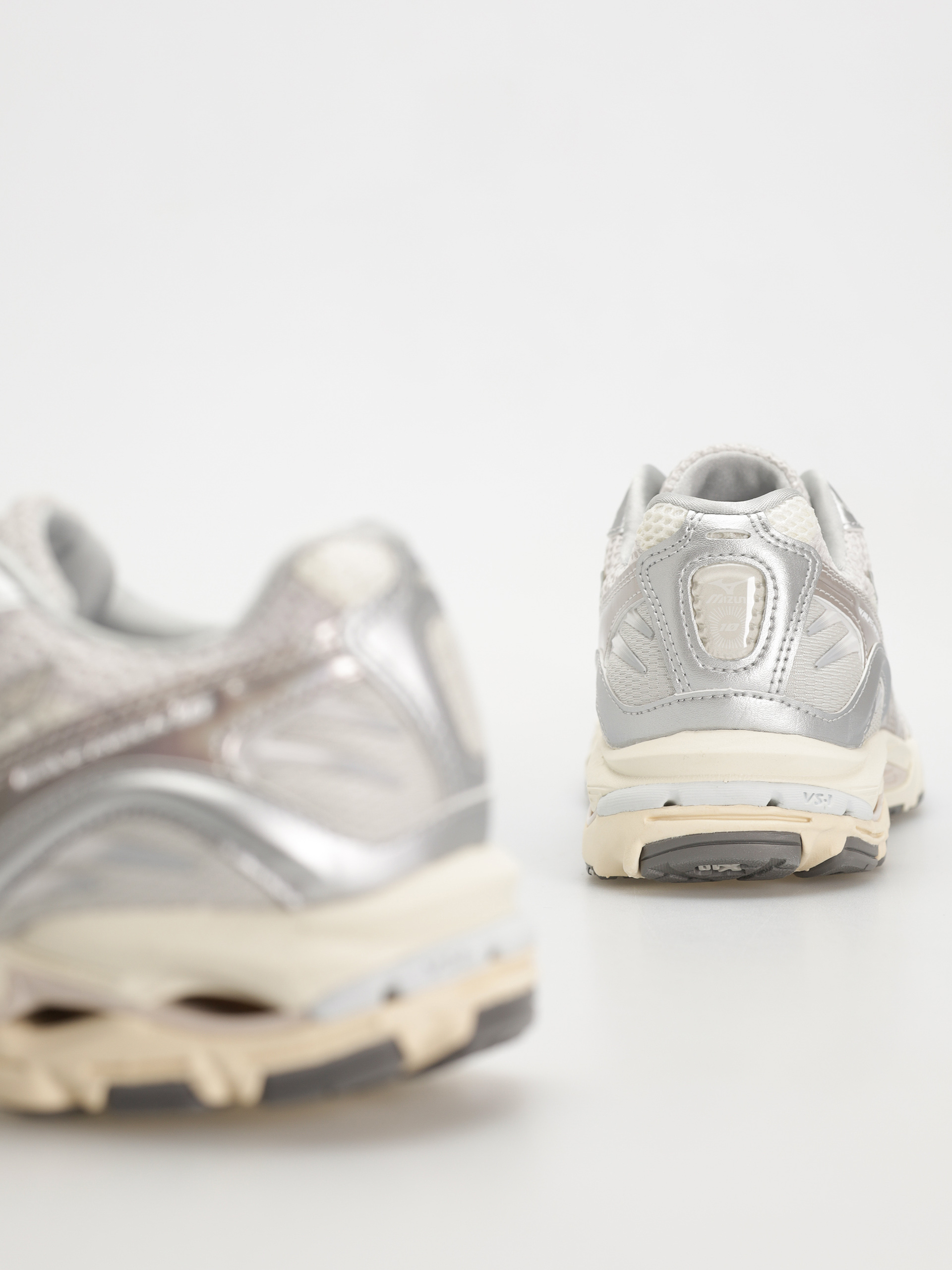 Взуття Mizuno Wave Rider 10 (white/white sand/nimbus cloud)