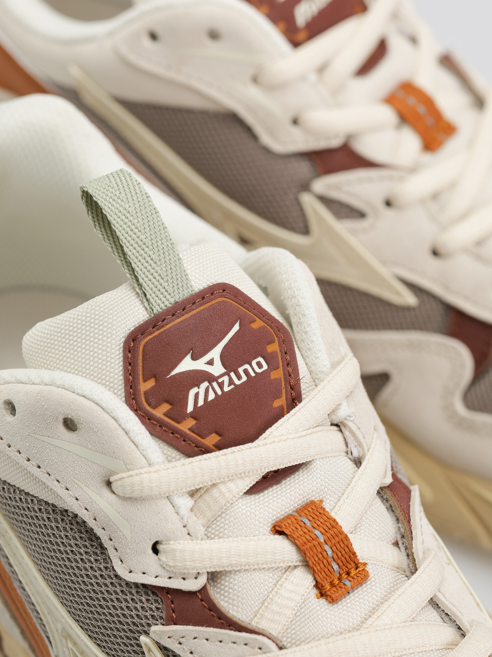 Взуття Mizuno Wave Rider 10 Premium (vintage khaki/summer sand/pumpkin spice)
