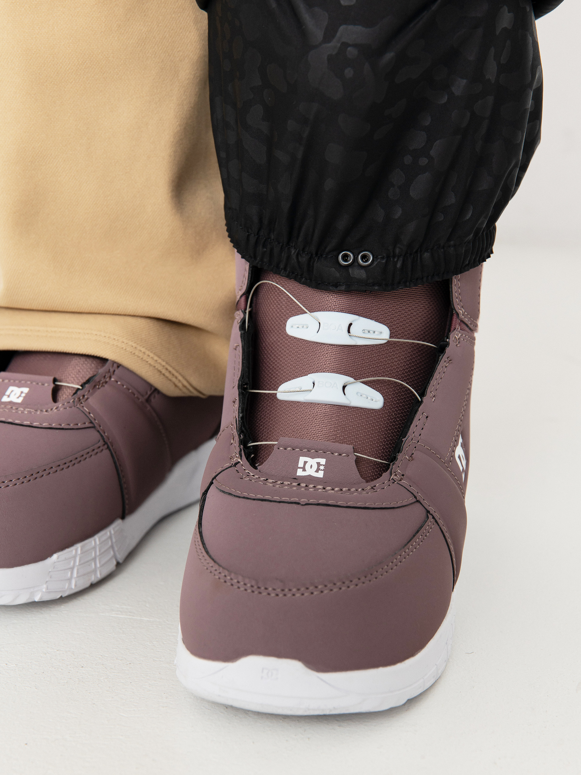 Жіночі Сноубордичні штани Volcom Genus Stretch (sand)