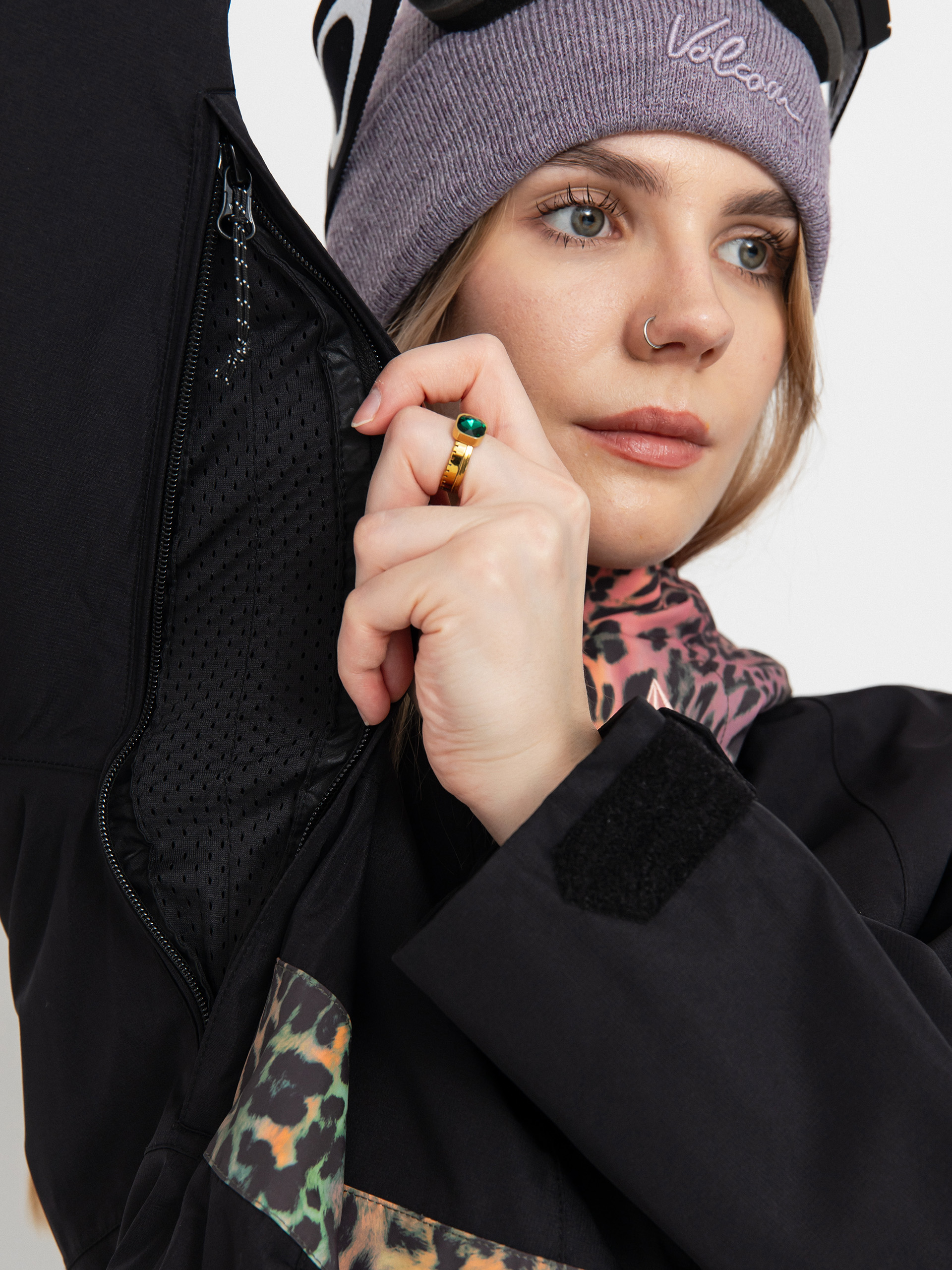 Жіноча Сноубордична куртка Volcom Ashfield Pullover (black)