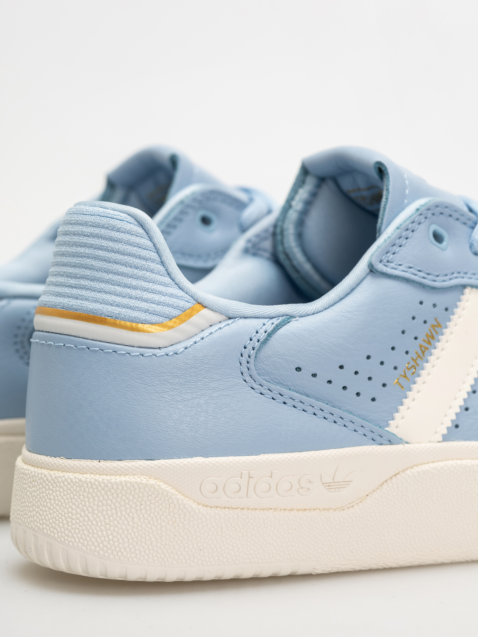 Взуття adidas Tyshawn Low (clesky/cwhite/goldmt)
