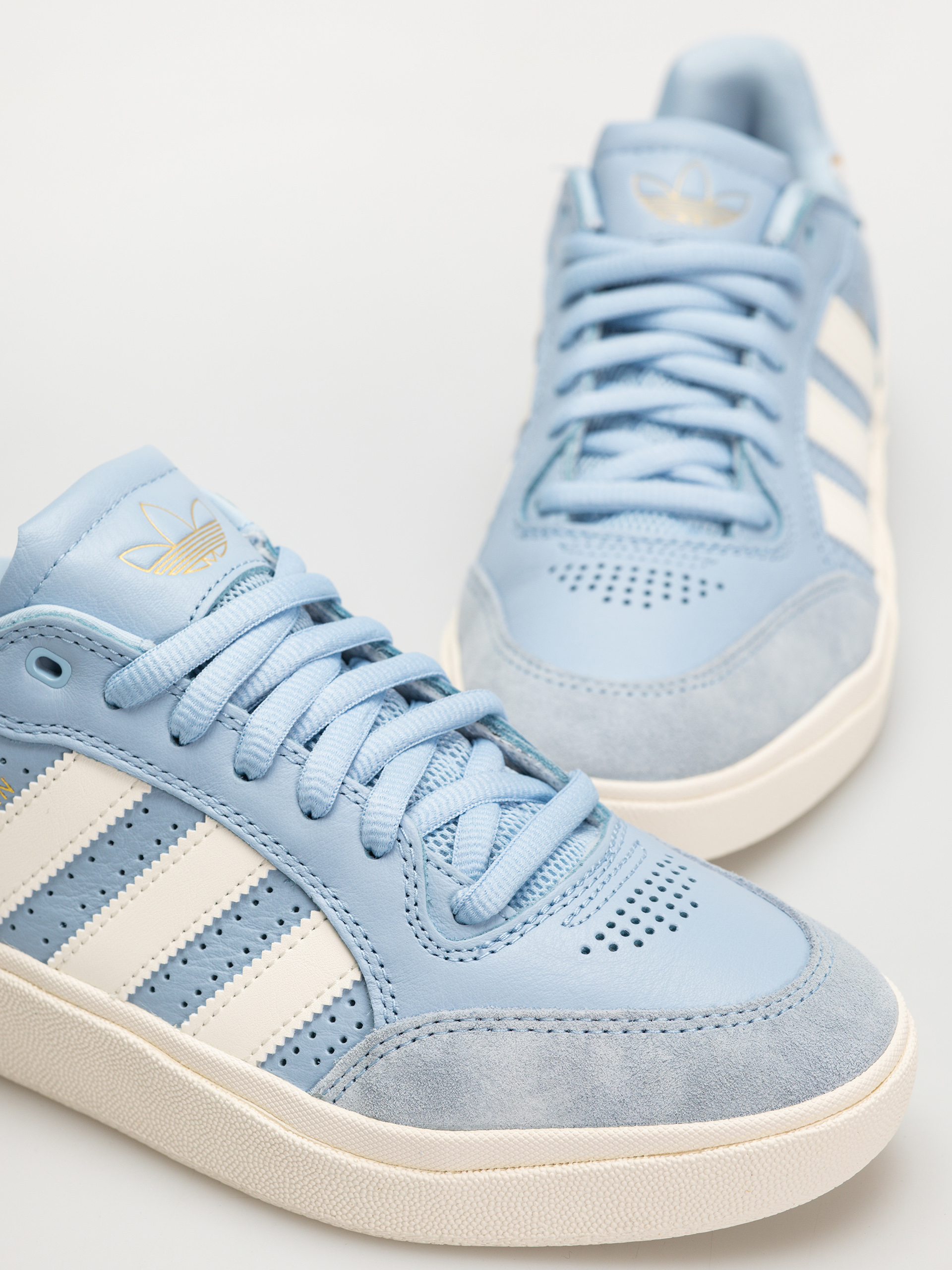 Взуття adidas Tyshawn Low (clesky/cwhite/goldmt)