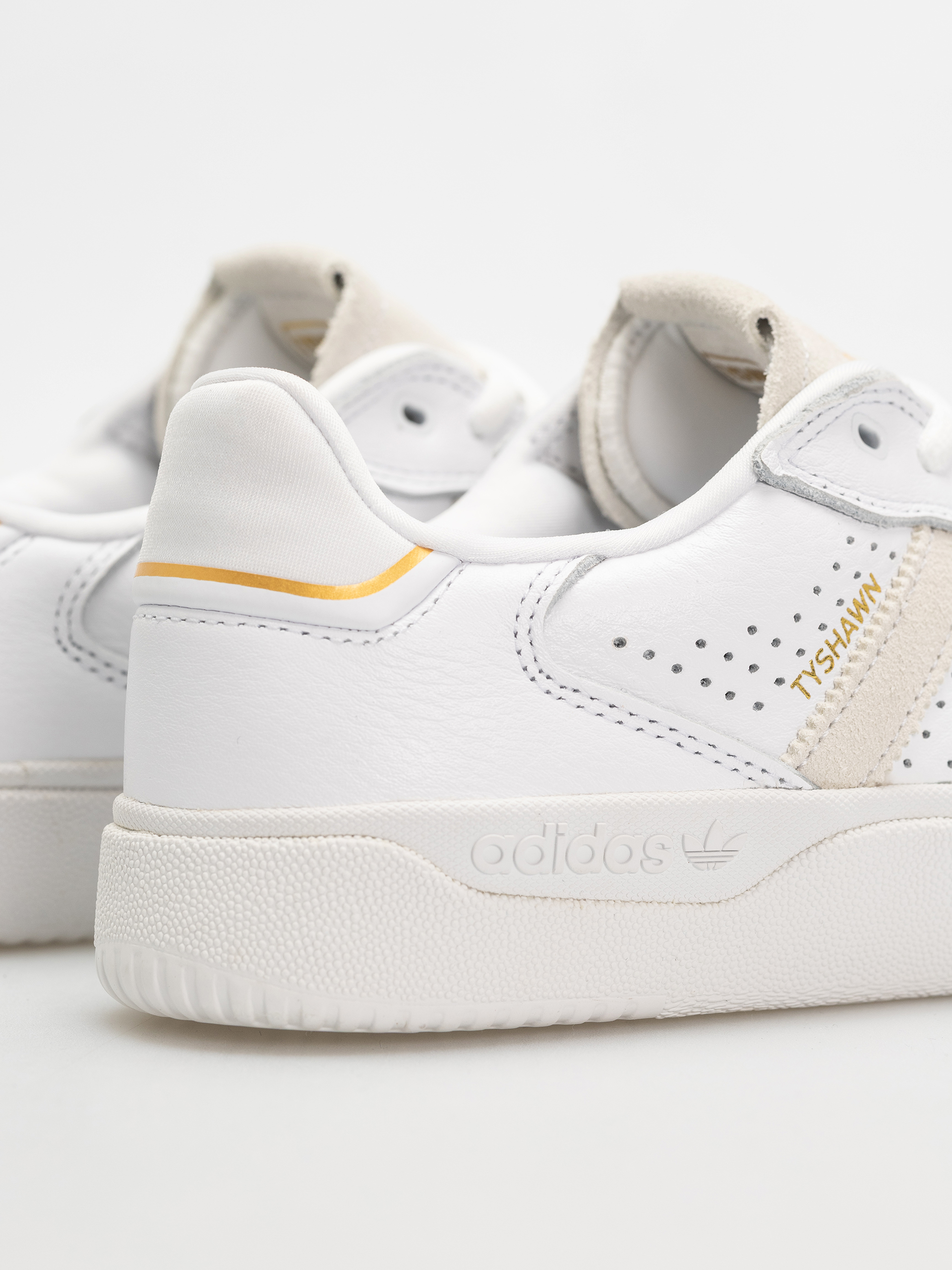 Взуття adidas Tyshawn Low (ftwwht/ftwwht/goldmt)