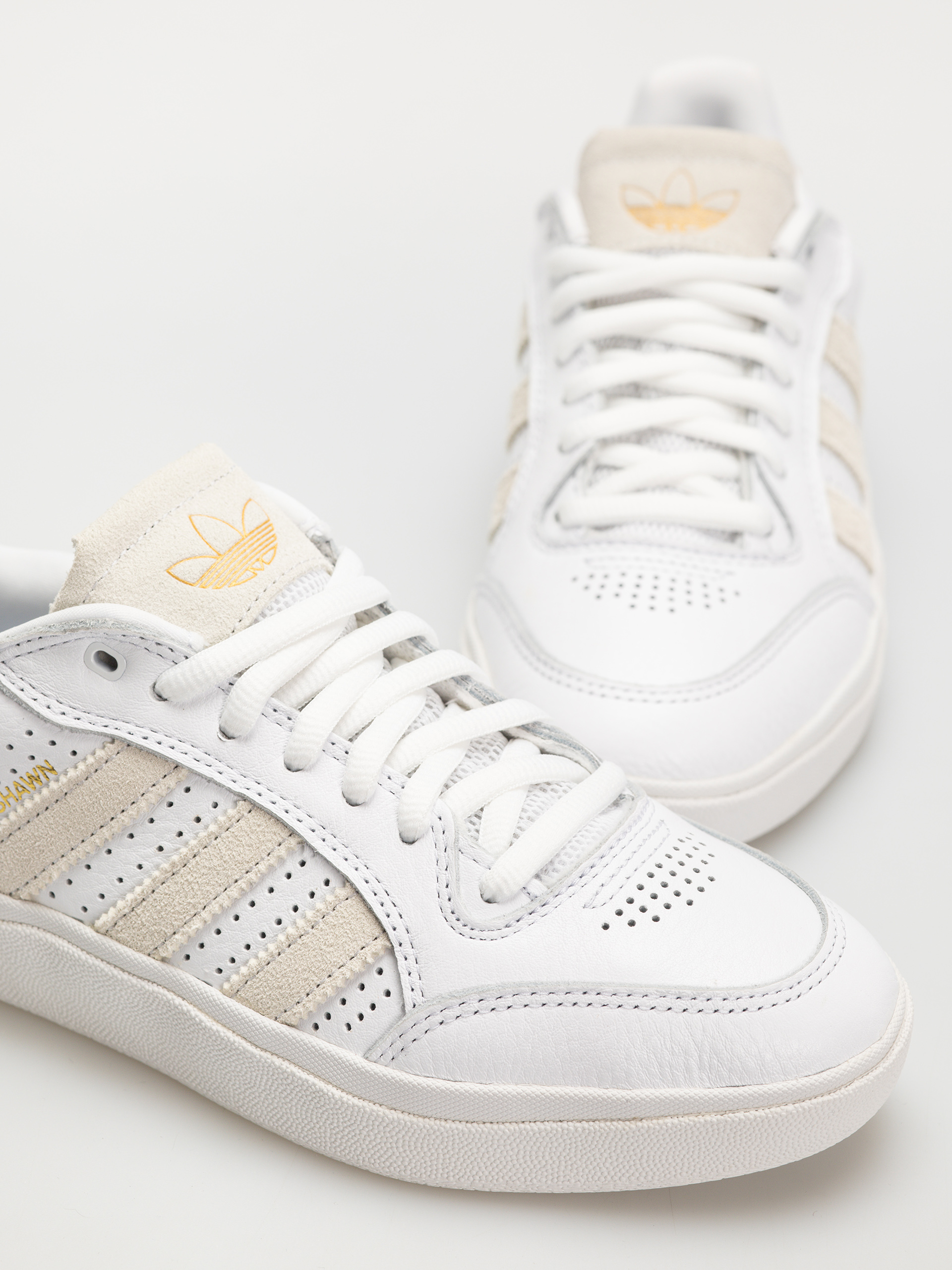 Взуття adidas Tyshawn Low (ftwwht/ftwwht/goldmt)