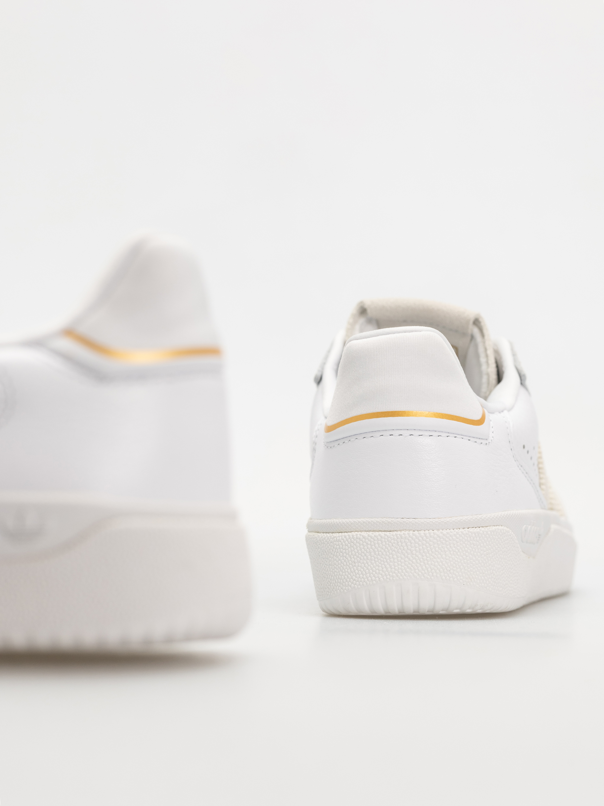 Взуття adidas Tyshawn Low (ftwwht/ftwwht/goldmt)