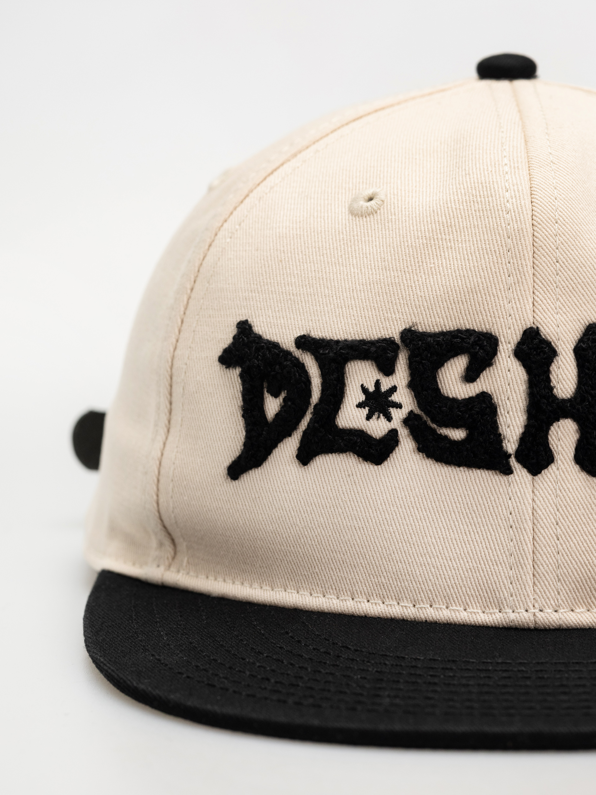 Кепка DC Mosh Pit Strapback (lily white/black)