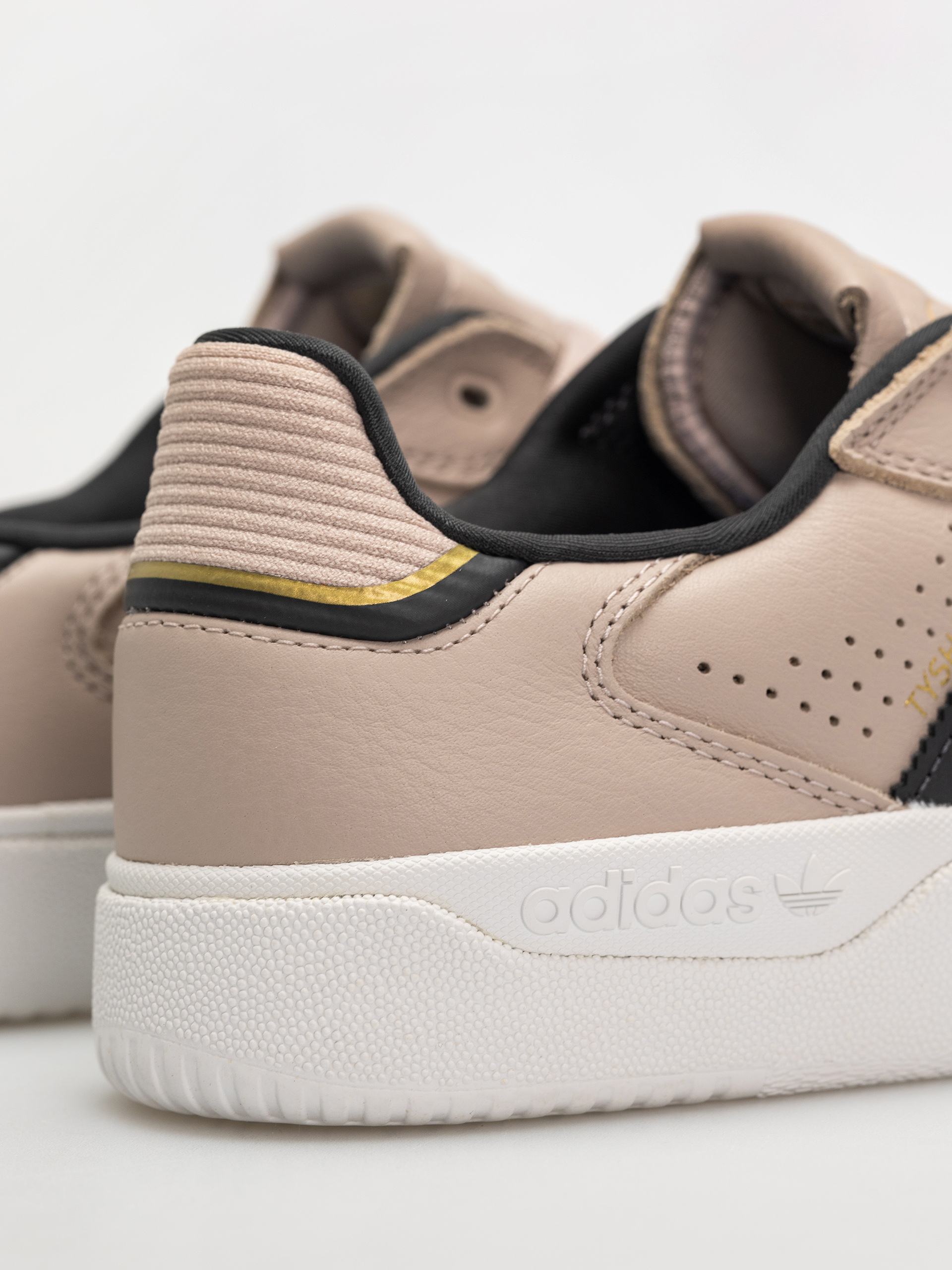 Взуття adidas Tyshawn Low (wontau/carbon/goldmt)