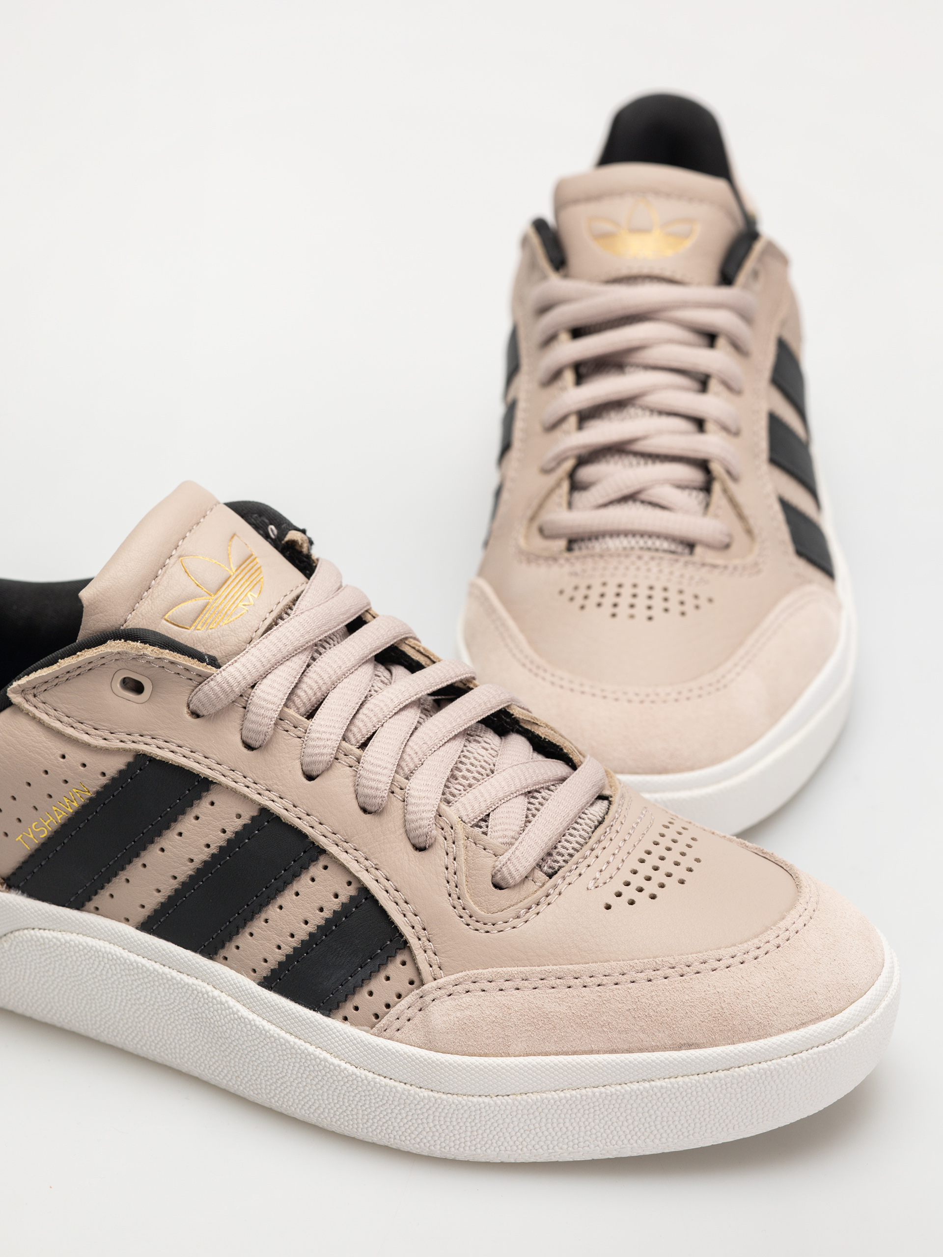 Взуття adidas Tyshawn Low (wontau/carbon/goldmt)