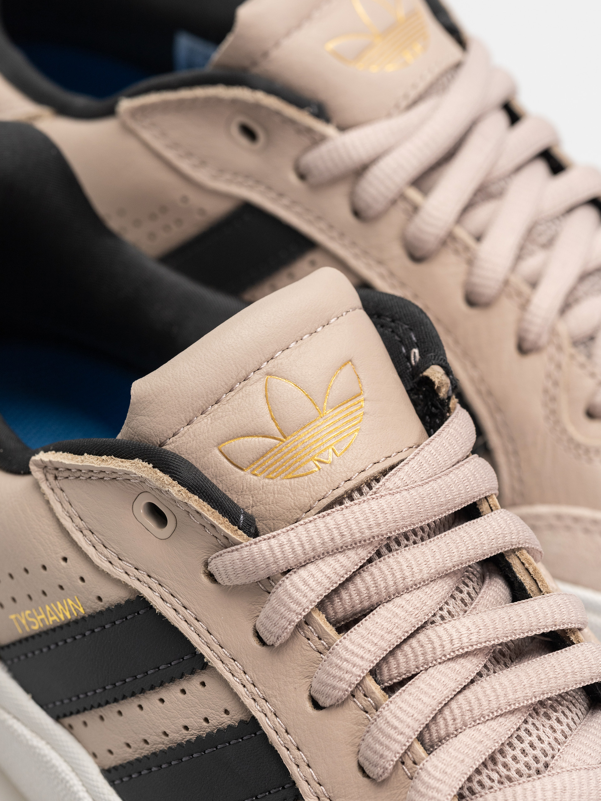 Взуття adidas Tyshawn Low (wontau/carbon/goldmt)