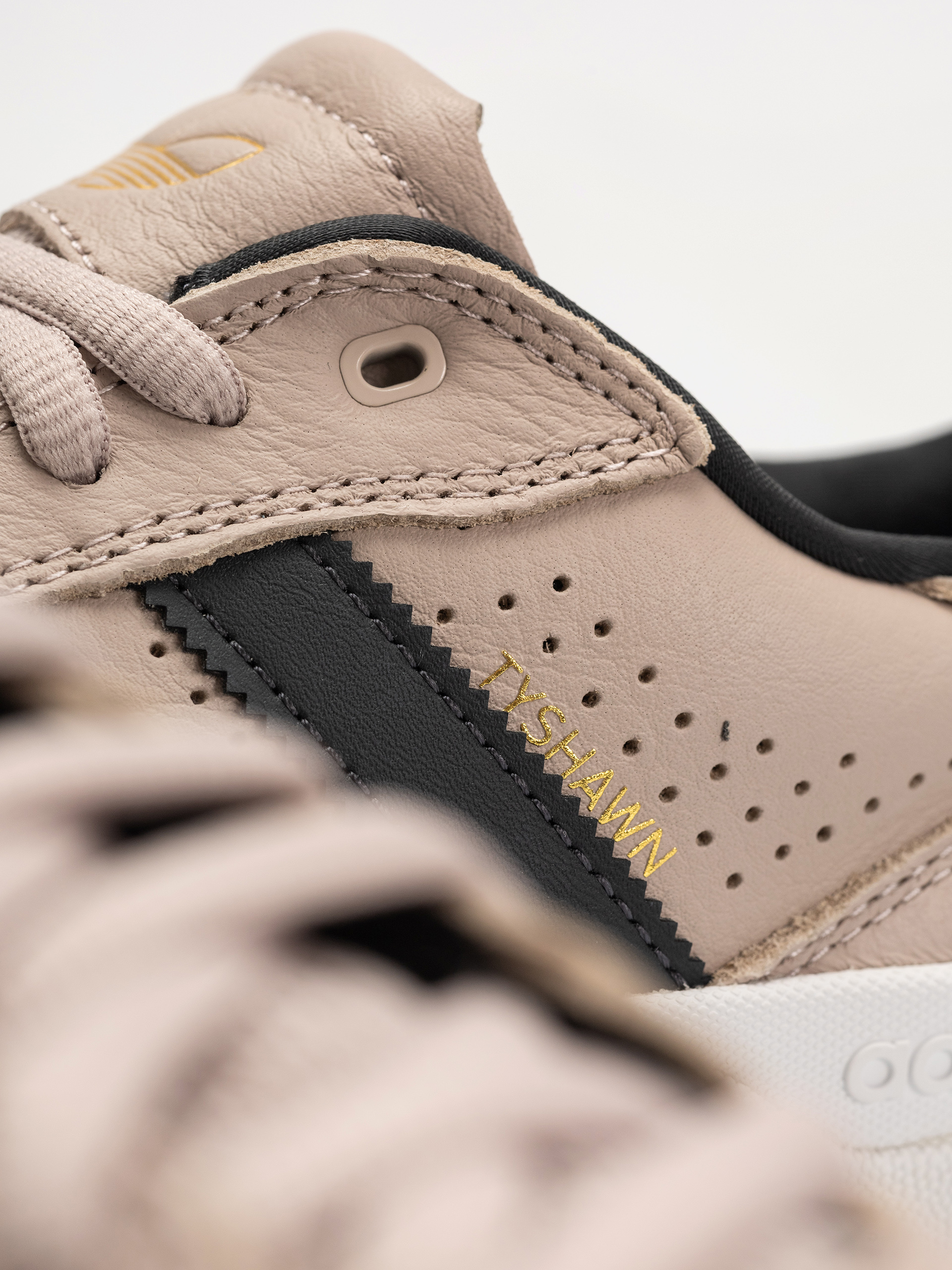 Взуття adidas Tyshawn Low (wontau/carbon/goldmt)