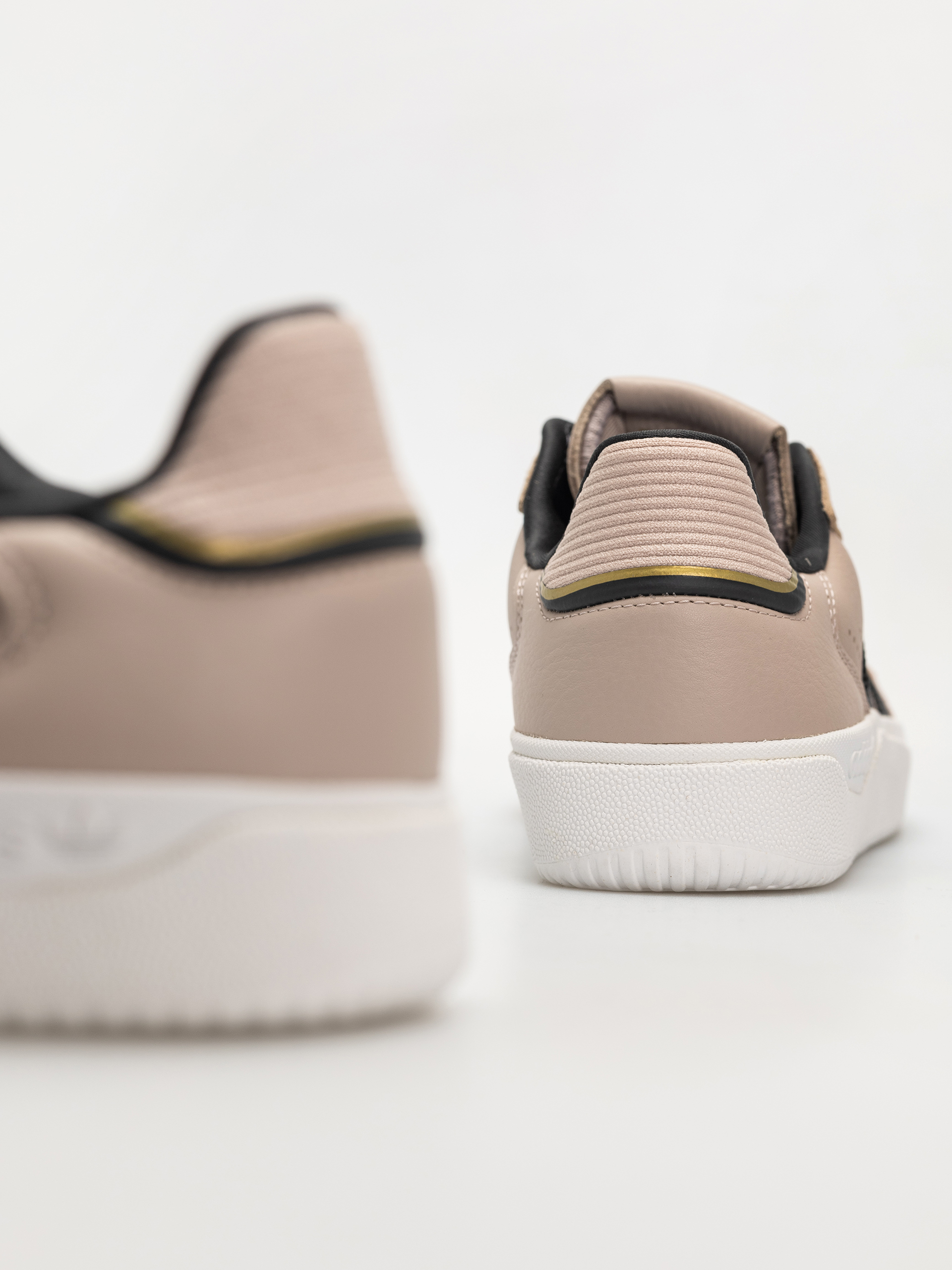 Взуття adidas Tyshawn Low (wontau/carbon/goldmt)