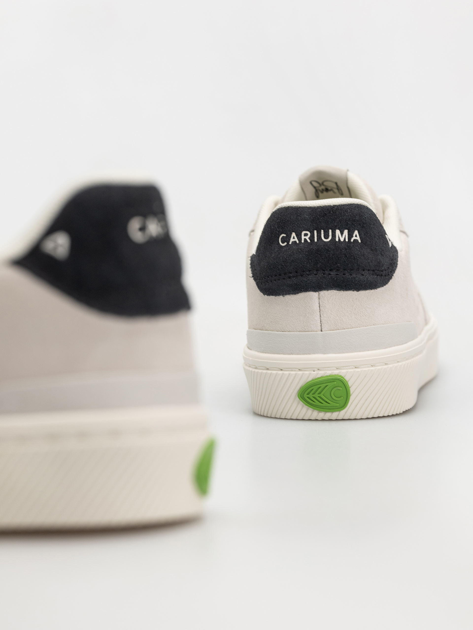 Взуття Cariuma Luan Pro (smoke white suede black logo)