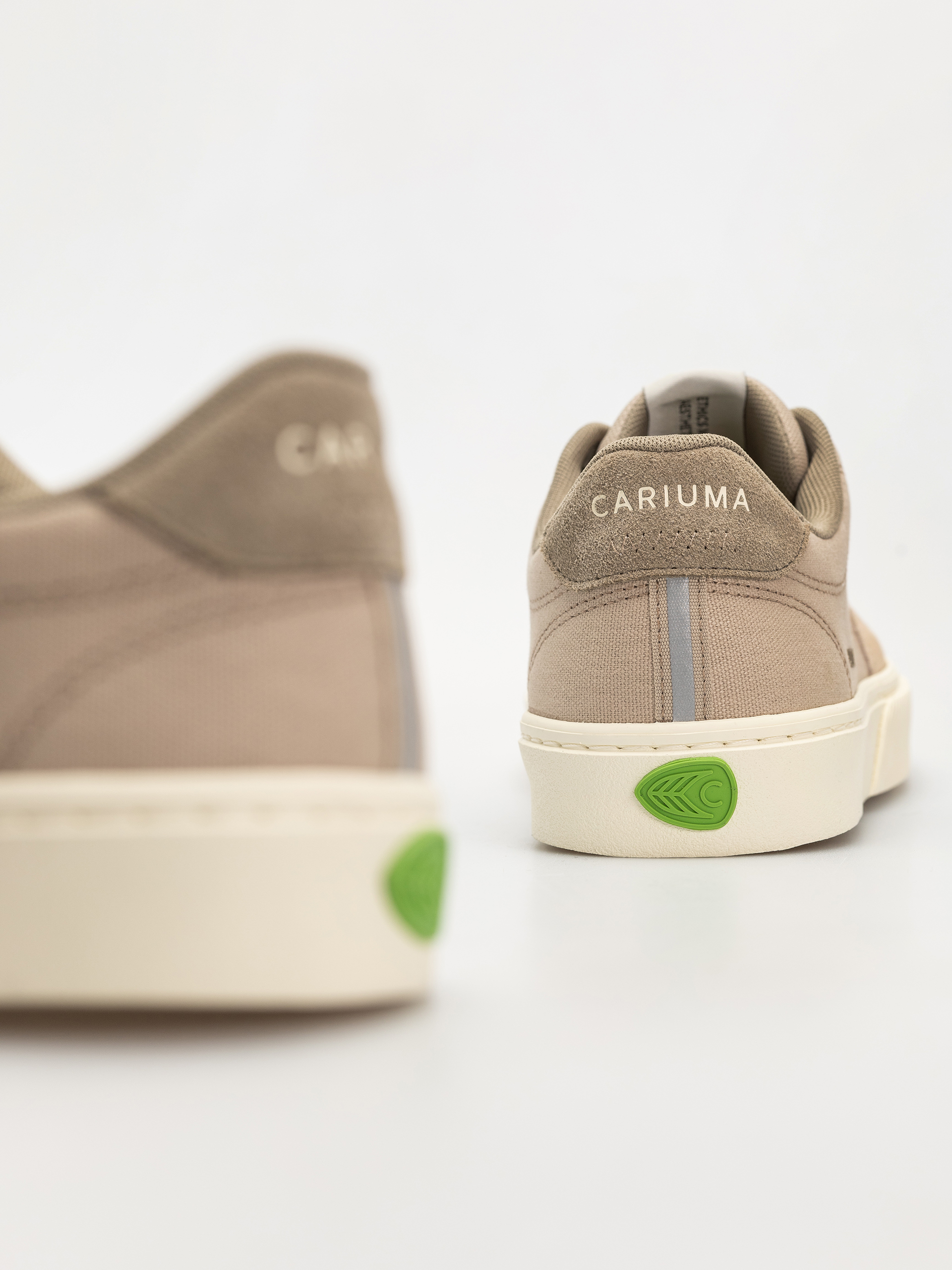 Взуття Cariuma Naioca Pro (plaza taupe suede and canvas ivory logo laurel oak)
