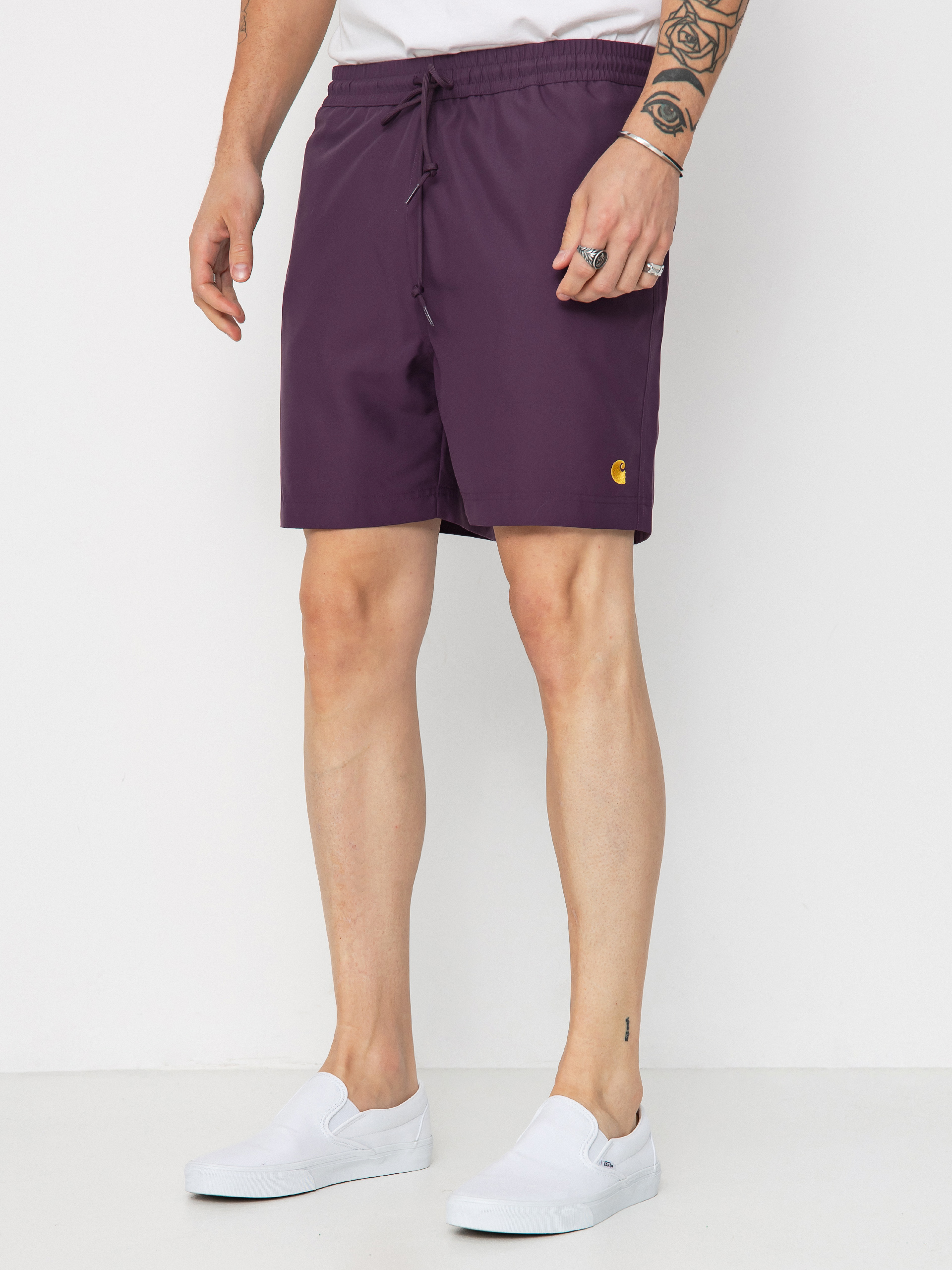 u0428u043eu0440u0442u0438 Carhartt WIP Chase Swim (huckleberry/gold)
