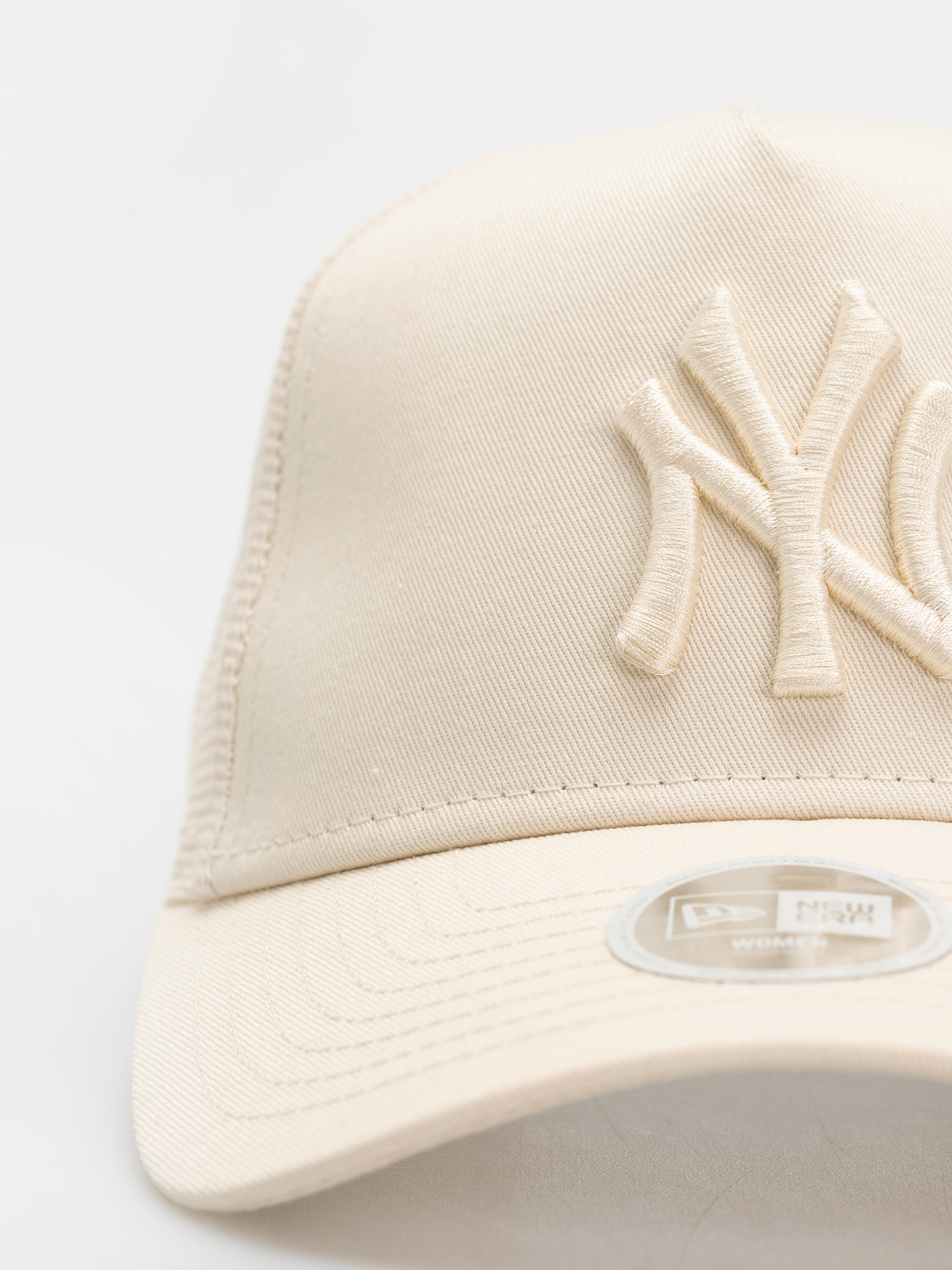 Кепка New Era League Essential Trucker New York Yankees Wmn (light cream)