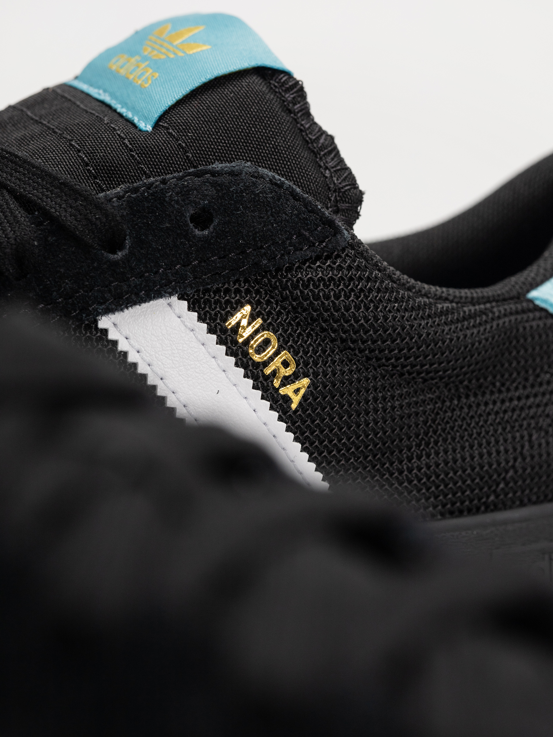 Взуття adidas Nora (cblack/ftwwht/goldmt)