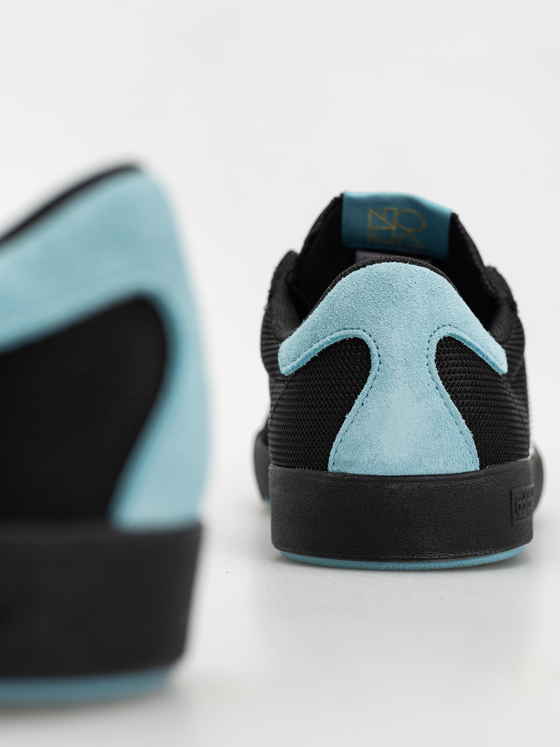 Взуття adidas Nora (cblack/ftwwht/goldmt)