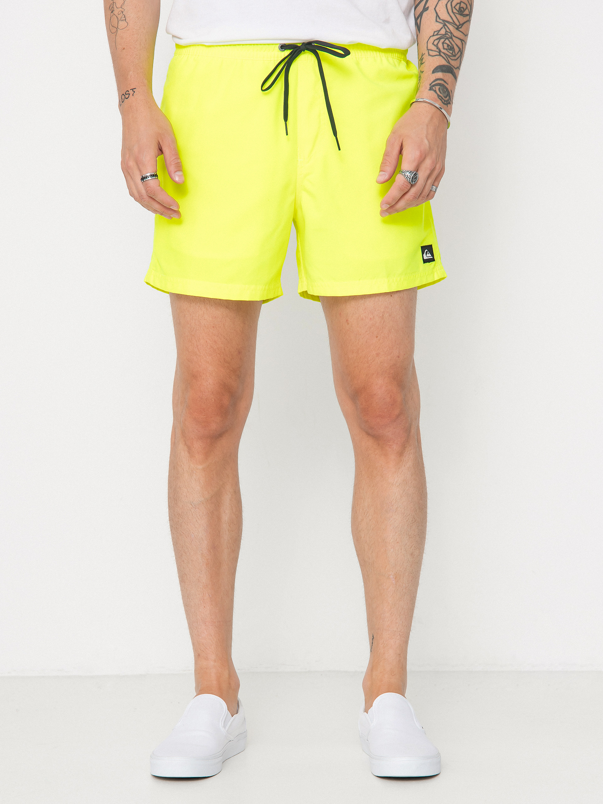 u0428u043eu0440u0442u0438 Quiksilver Everyday Solid Volley 15 (safety yellow)