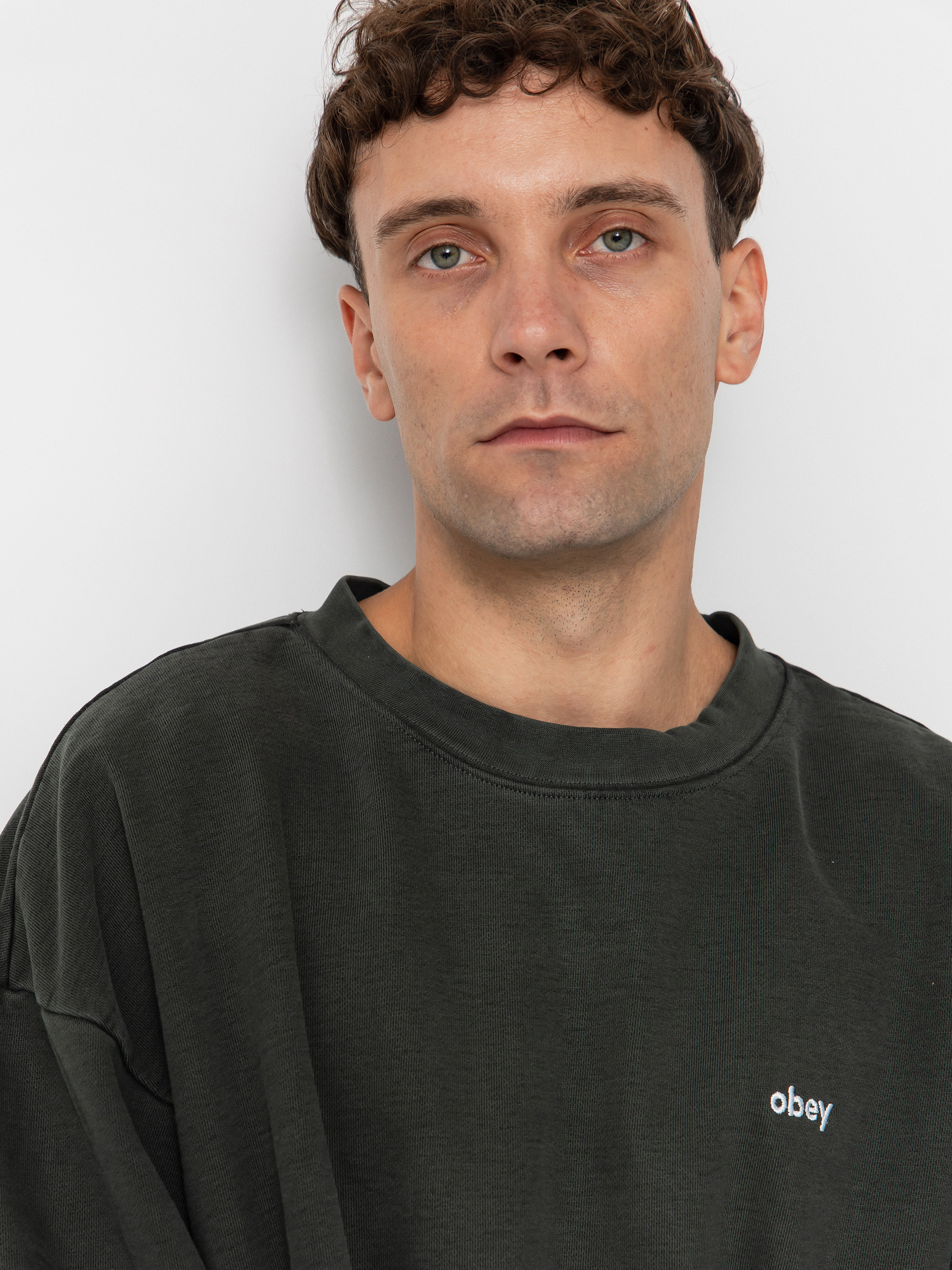 Світшот OBEY Lowercase Pigment Crew (pigment pirate black)