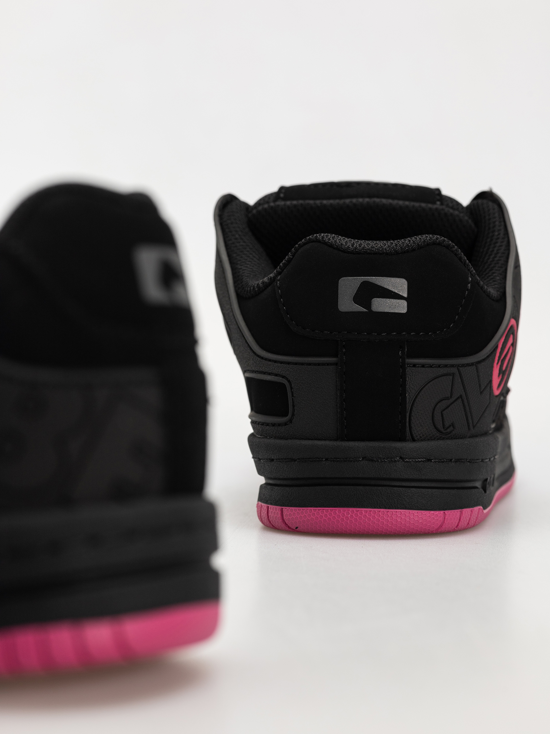 Взуття Globe Tilt (black/black/pink)