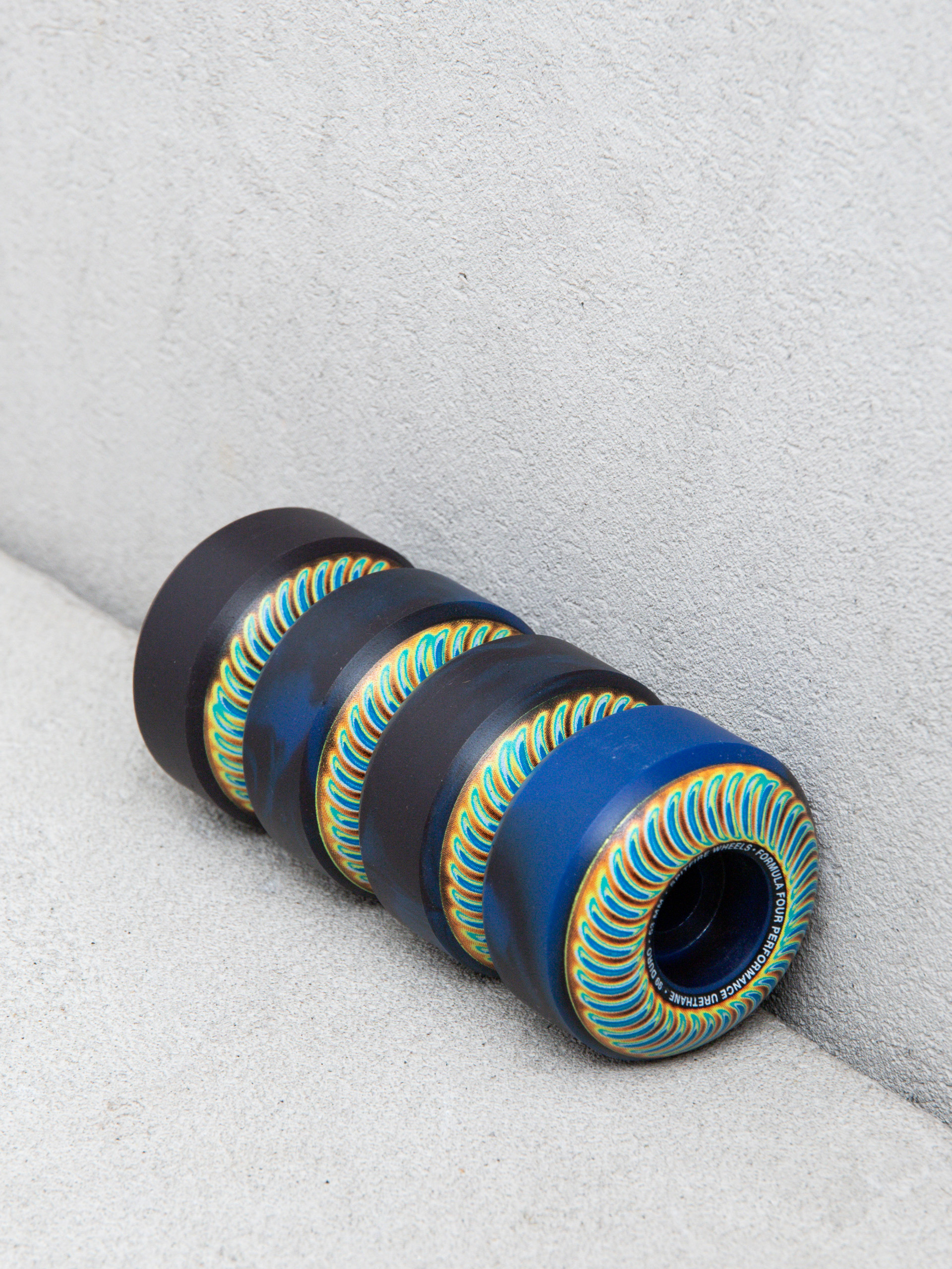 Колеса Spitfire F4 99D Radioactive Classic (black/blue swirl)