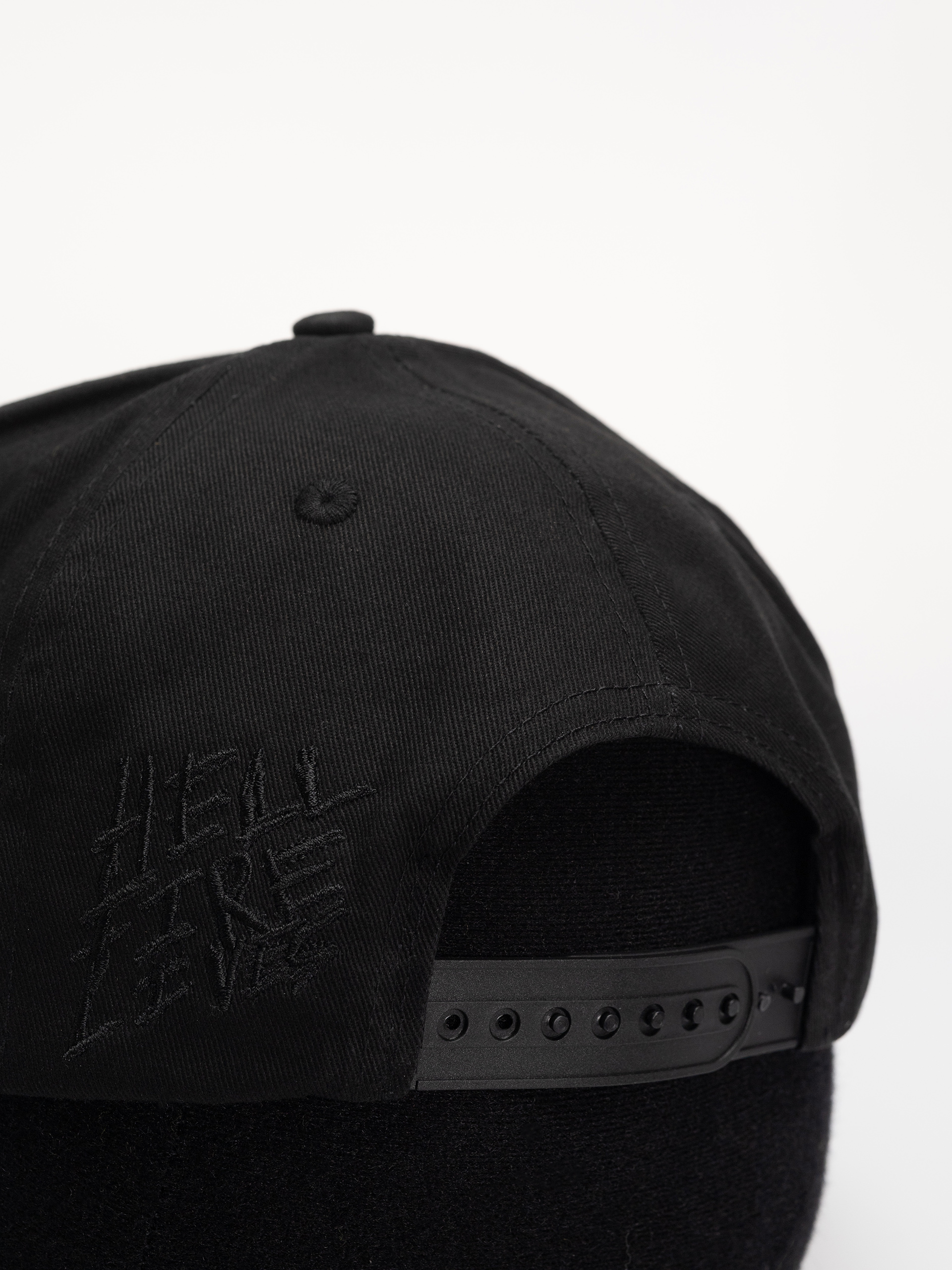 Кепка Santa Cruz X Stranger Things Hellfire Club Snapback Structured Hat (black)