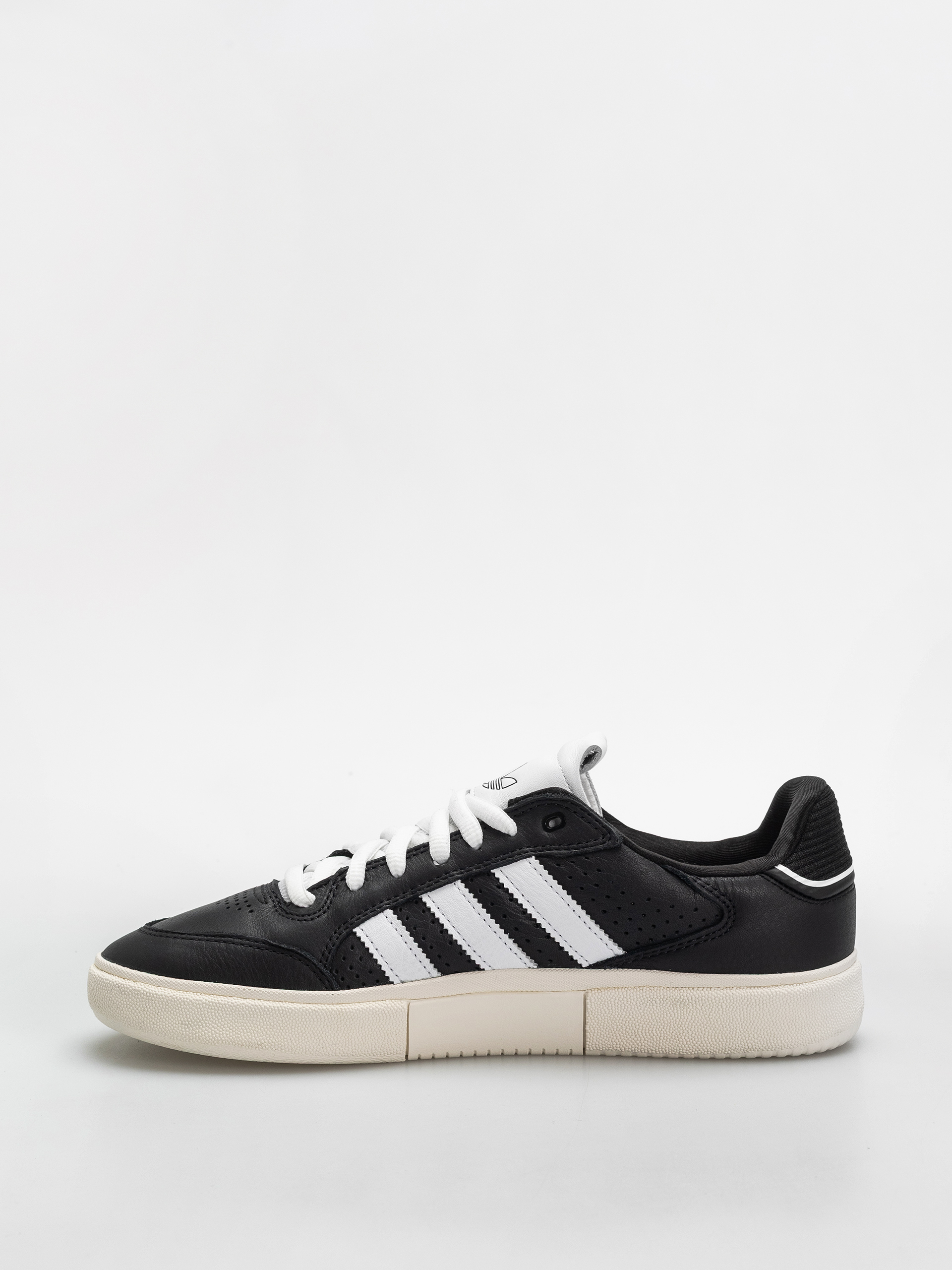 Взуття adidas Tyshawn Low (cblack/ftwwht/cwhite)